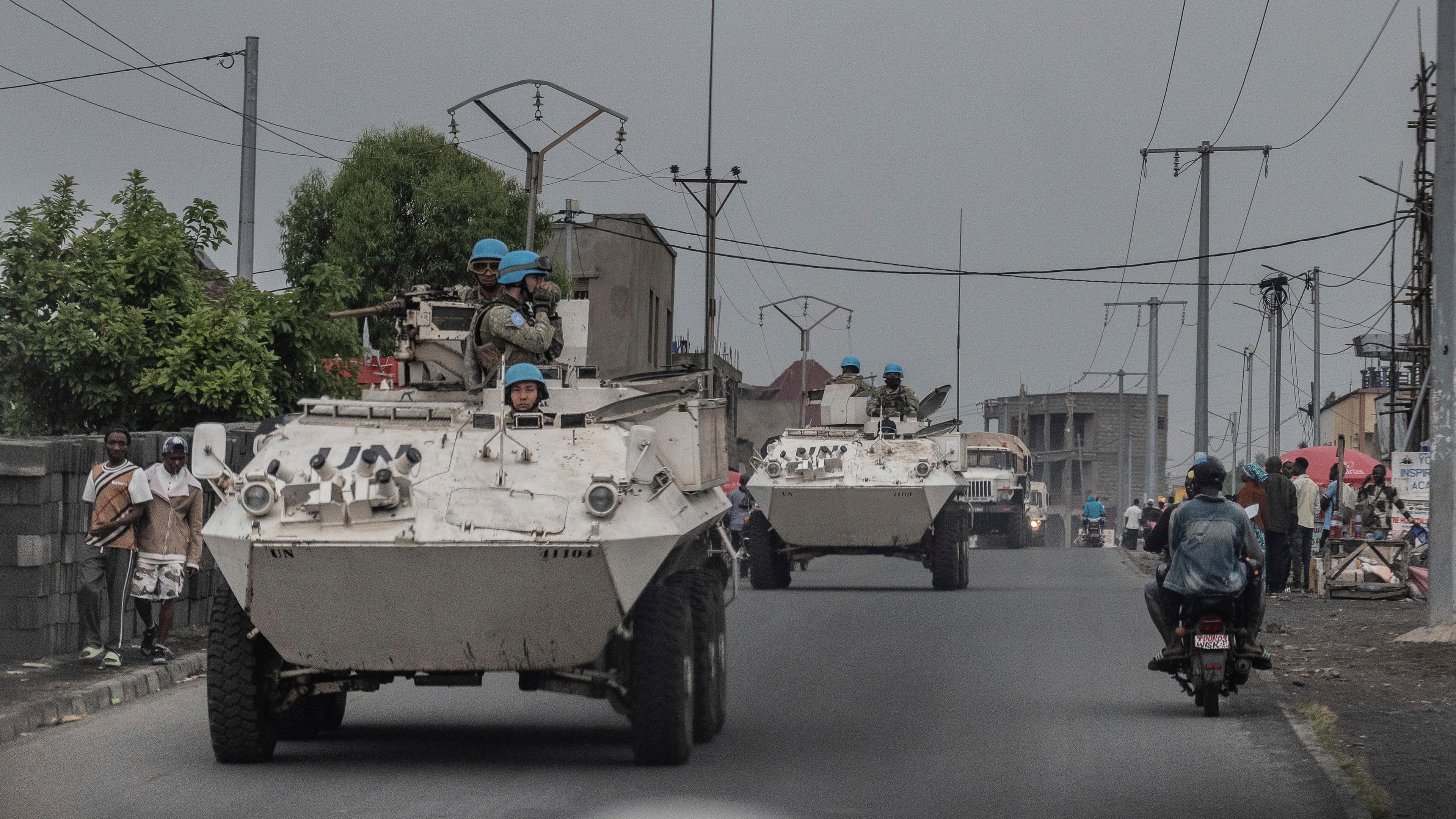 Gepanzerte Transportfahrzeuge der Vereinten Nationen stehen außerhalb von Goma in der Demokratischen Republik Kongo.