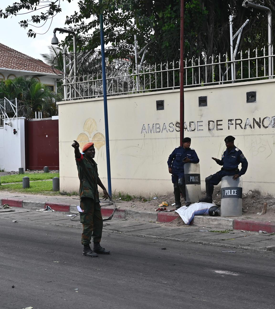 Demokratische Republik Kongo, KInshasa: Kongolesische Sicherheitskräfte stehen vor der französischen Botschaft in Kinshasa,  nachdem diese von Demonstranten angegriffen wurde