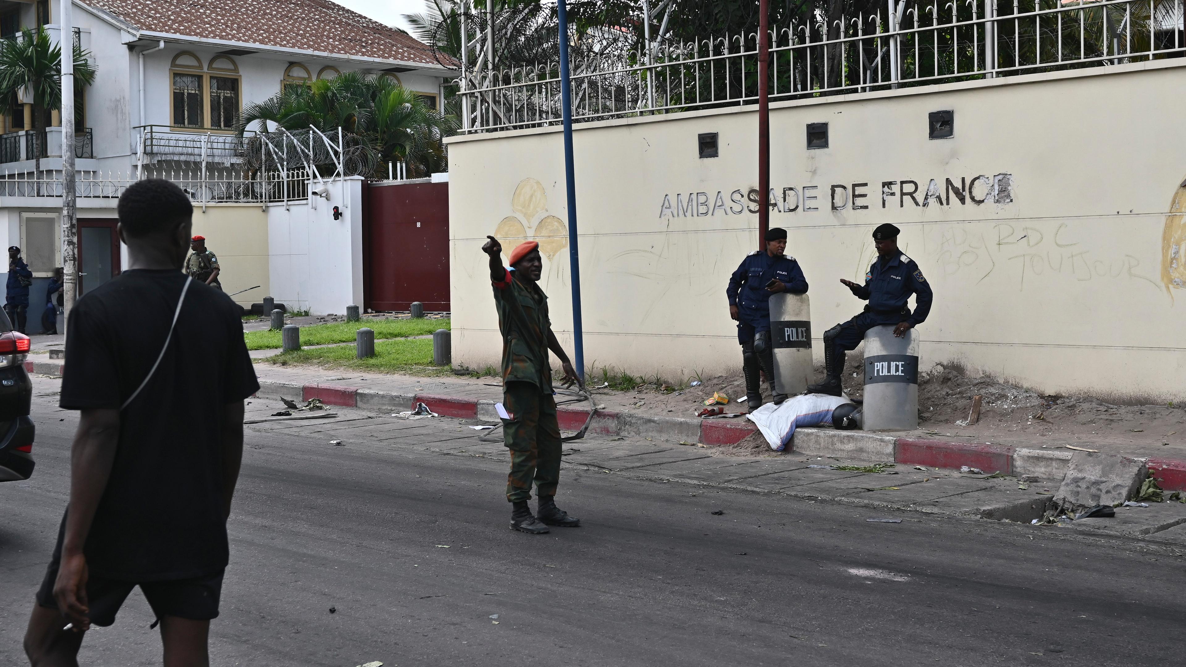 Demokratische Republik Kongo, KInshasa: Kongolesische Sicherheitskräfte stehen vor der französischen Botschaft in Kinshasa,  nachdem diese von Demonstranten angegriffen wurde