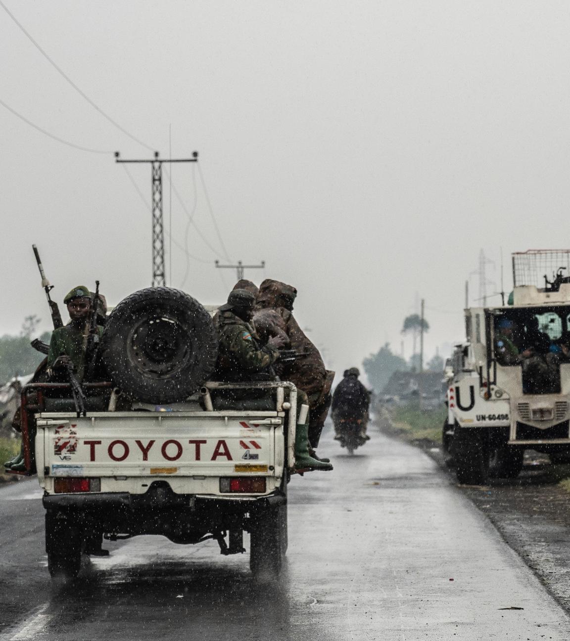 Kongolesische Regierungstruppen fahren bewaffnet außerhalb von Goma in der Demokratischen Republik Kongo an UN-Fahrzeugen vorbei, während sich die M23-Rebellen, Berichten zufolge, der Stadt nähern.