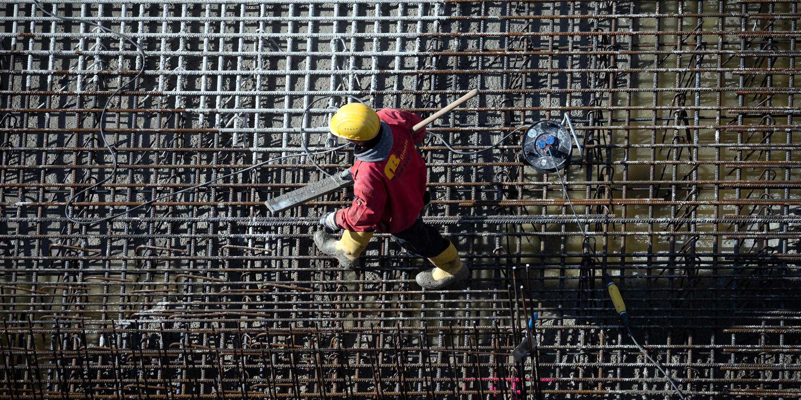 Ein Arbeiter ist auf einer Baustelle beschäftigt.