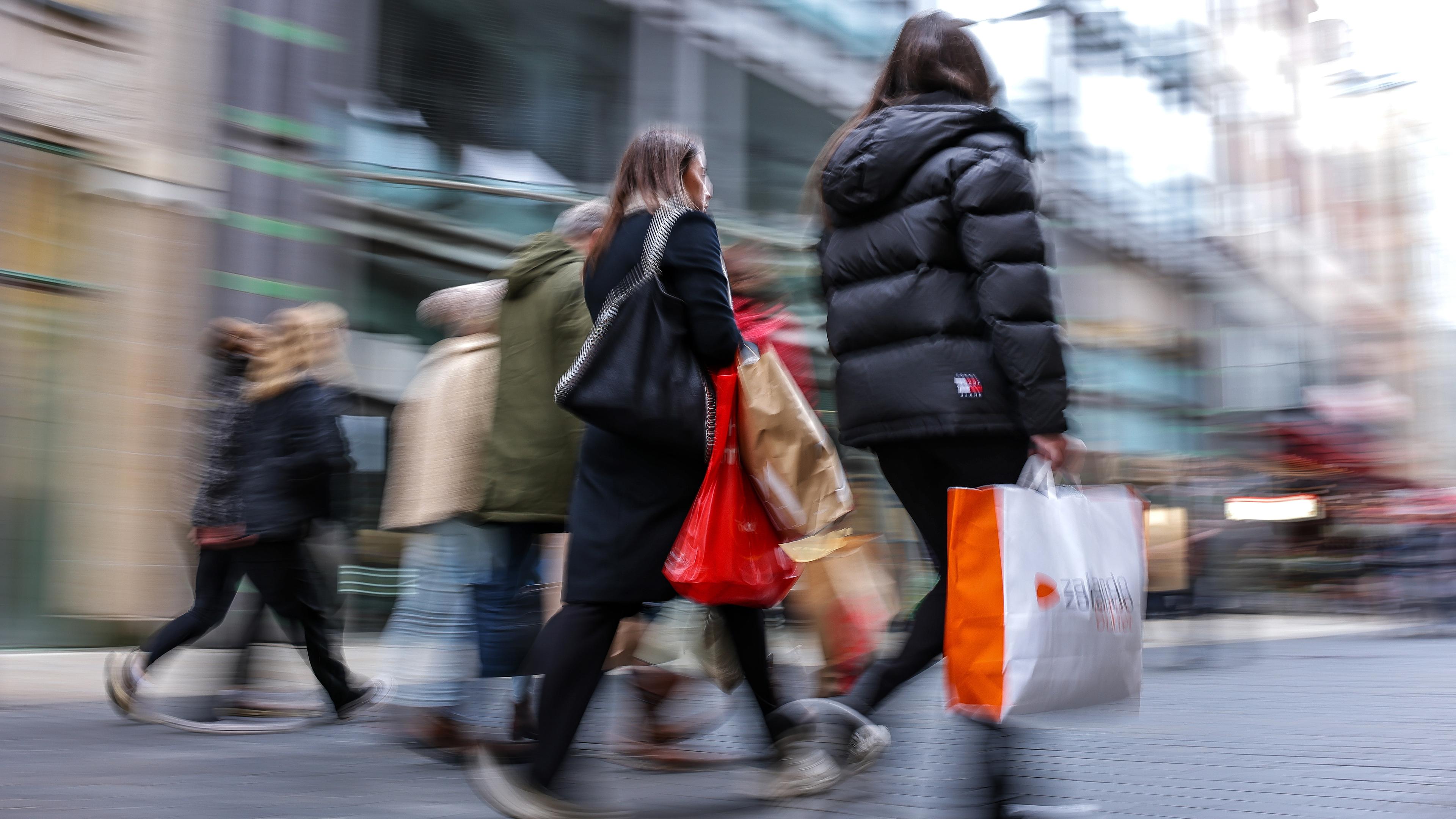 Passanten gehen mit mehreren Einkaufstüten durch die Leipziger Innenstadt, aufgenommen am 28.10.2023 in Leipzig
