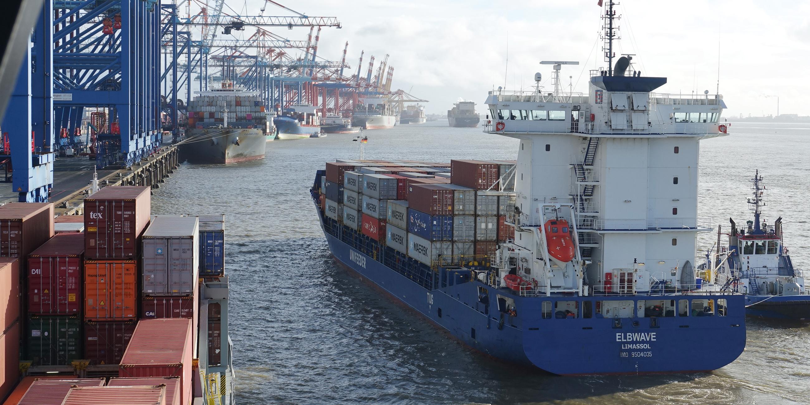 Das Containerschiff "Elbwave" legt an der Stromkaje in Bremerhaven an, aufgenommen am 11.11.2024 