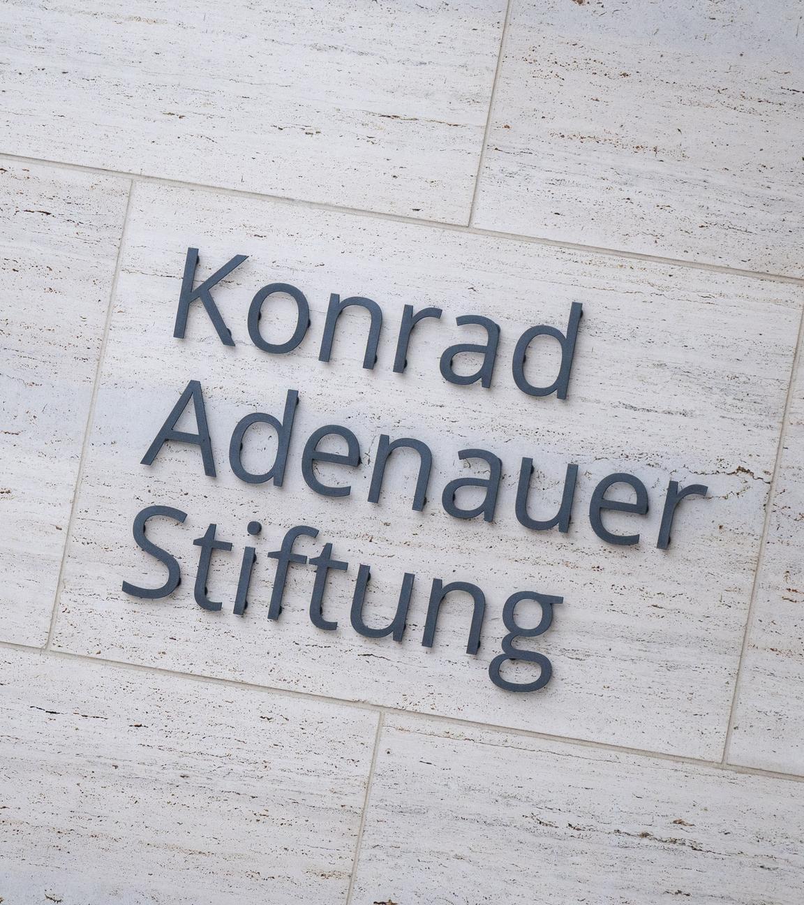 Berlin: Der Schriftzug ·Konrad Adenauer Stiftung· ist an der Fassade des Gebäudes am Sitz der Stiftung angebracht.