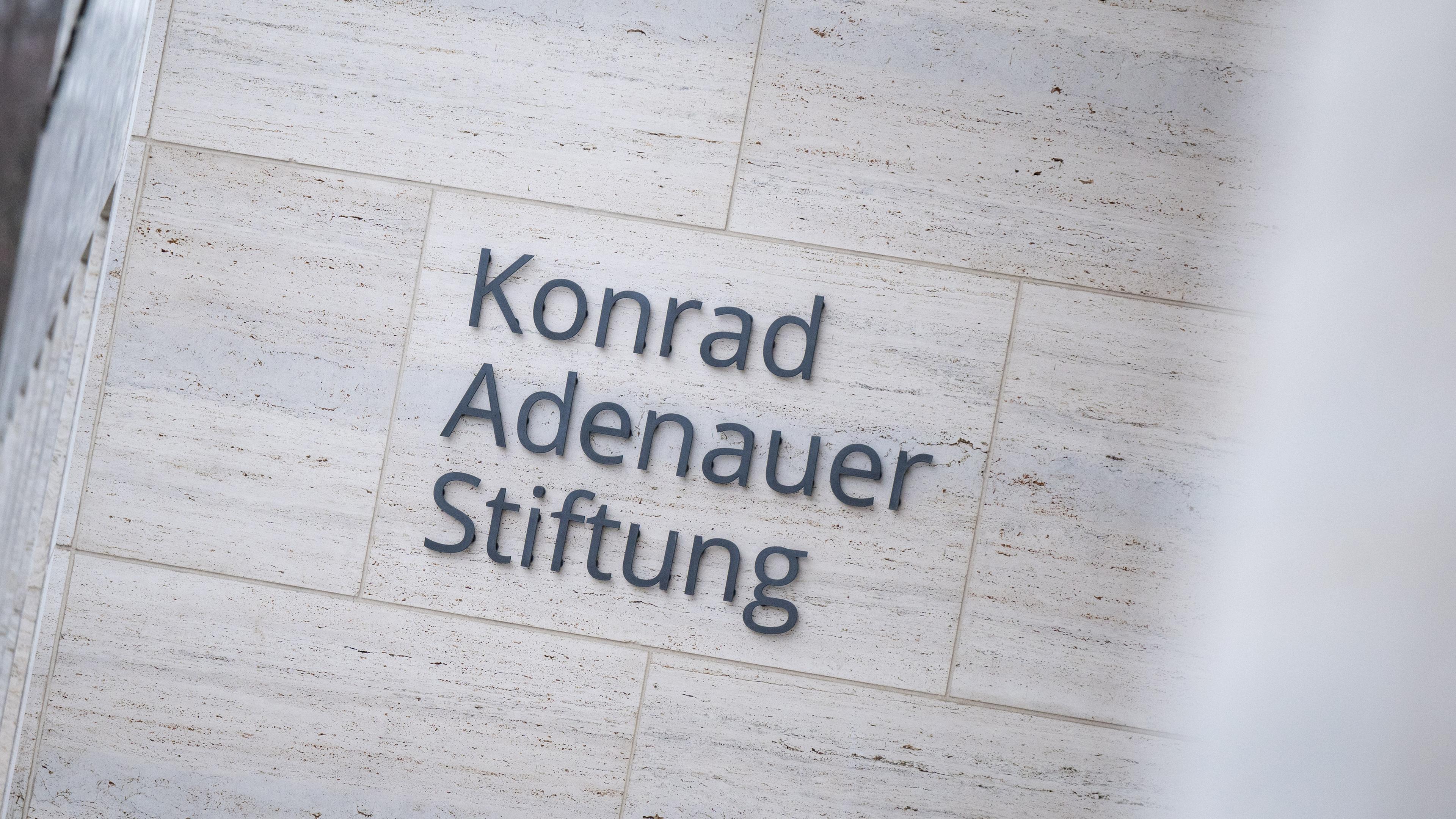 Berlin: Der Schriftzug ·Konrad Adenauer Stiftung· ist an der Fassade des Gebäudes am Sitz der Stiftung angebracht.