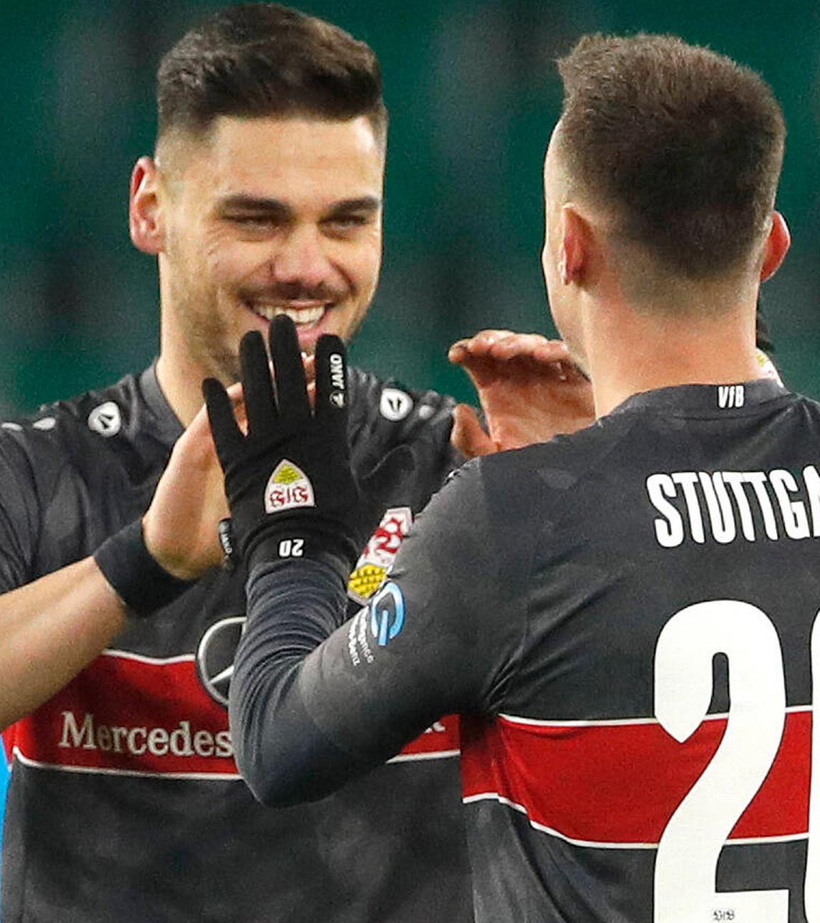 11.12.2021, Volkswagen Arena, Wolfsburg, Ligaspiel, 1. Bundesliga, VfL Wolfsburg vs VfB Stuttgart, Torschuetze Konstantinos Mavropanos (5, Stuttgart) und Philipp Foerster (20, Stuttgart) jubeln nach dem Tor zum 0:1