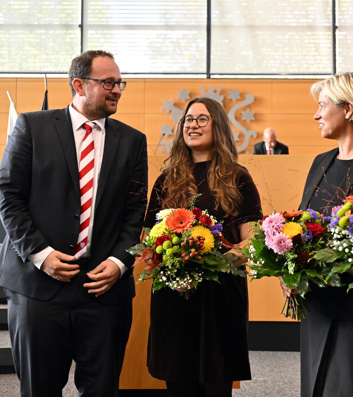 Thüringen, Erfurt: Thadäus König (l., CDU), Landtagspräsident, Steffen Quasebarth (r., BSW), Vizepräsident, Cornelia Urban (2.v.r., SPD), Vizepräsidentin und Lena Saniye Güngör (2.v.l., Die Linke), Vizepräsidentin, stehen im Plenarsaal während der konstituierenden Sitzung des Thüringer Landtags.