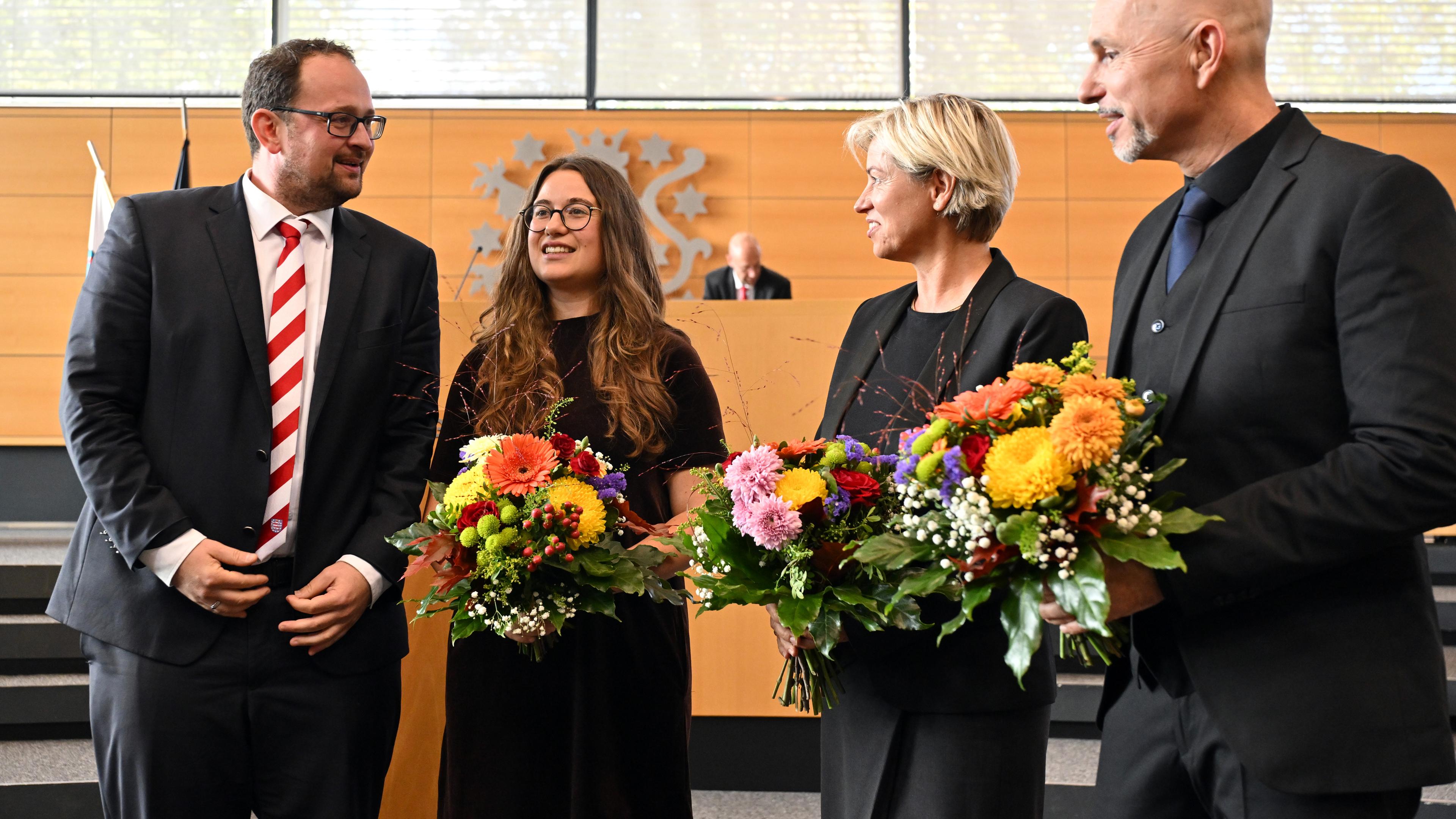 Thüringen, Erfurt: Thadäus König (l., CDU), Landtagspräsident, Steffen Quasebarth (r., BSW), Vizepräsident, Cornelia Urban (2.v.r., SPD), Vizepräsidentin und Lena Saniye Güngör (2.v.l., Die Linke), Vizepräsidentin, stehen im Plenarsaal während der konstituierenden Sitzung des Thüringer Landtags.