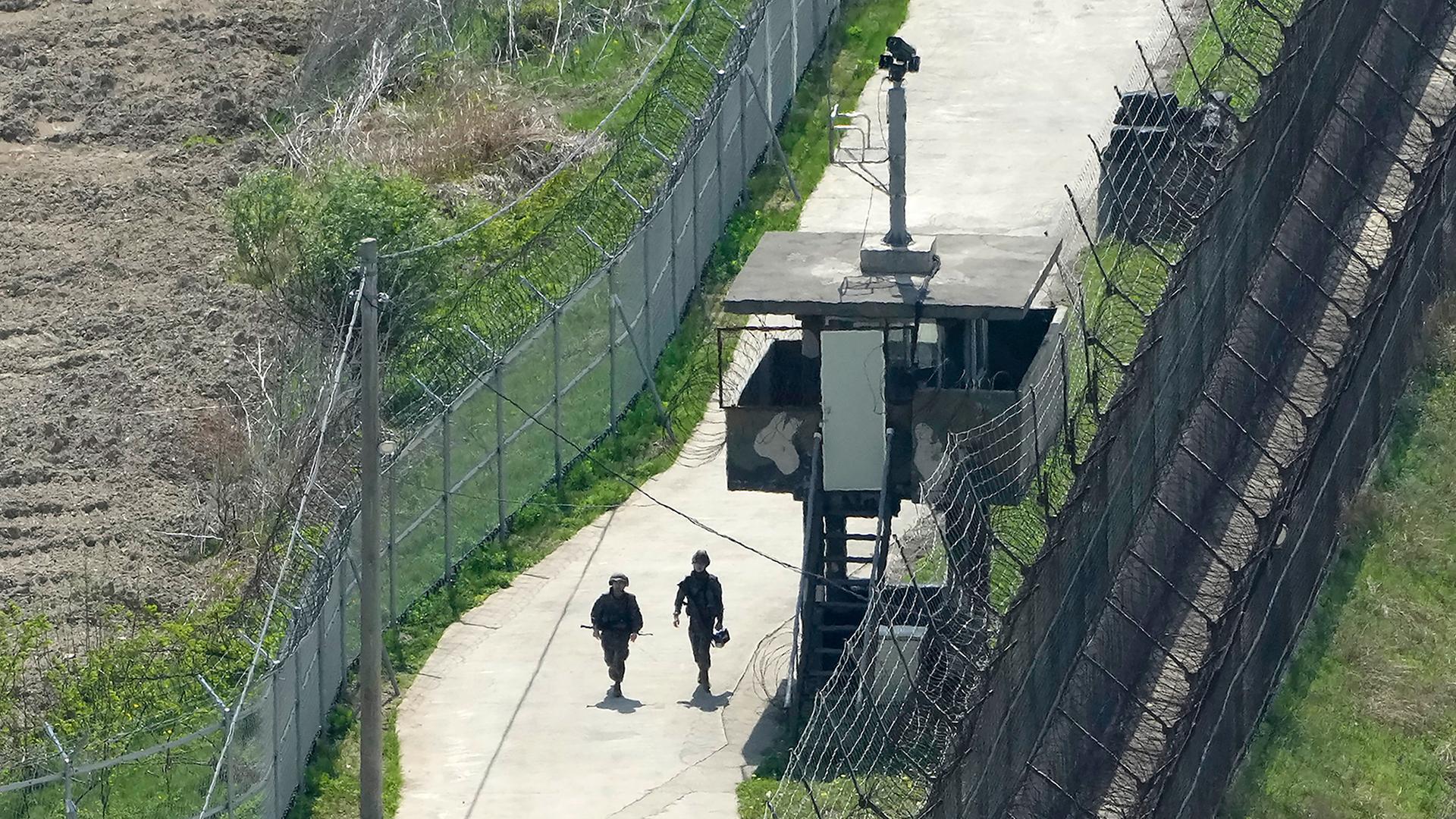 Soldaten der südkoreanischen Armee patrouillieren am 23.04.2024 entlang des Stacheldrahtzauns in Paju, Südkorea, nahe der Grenze zu Nordkorea