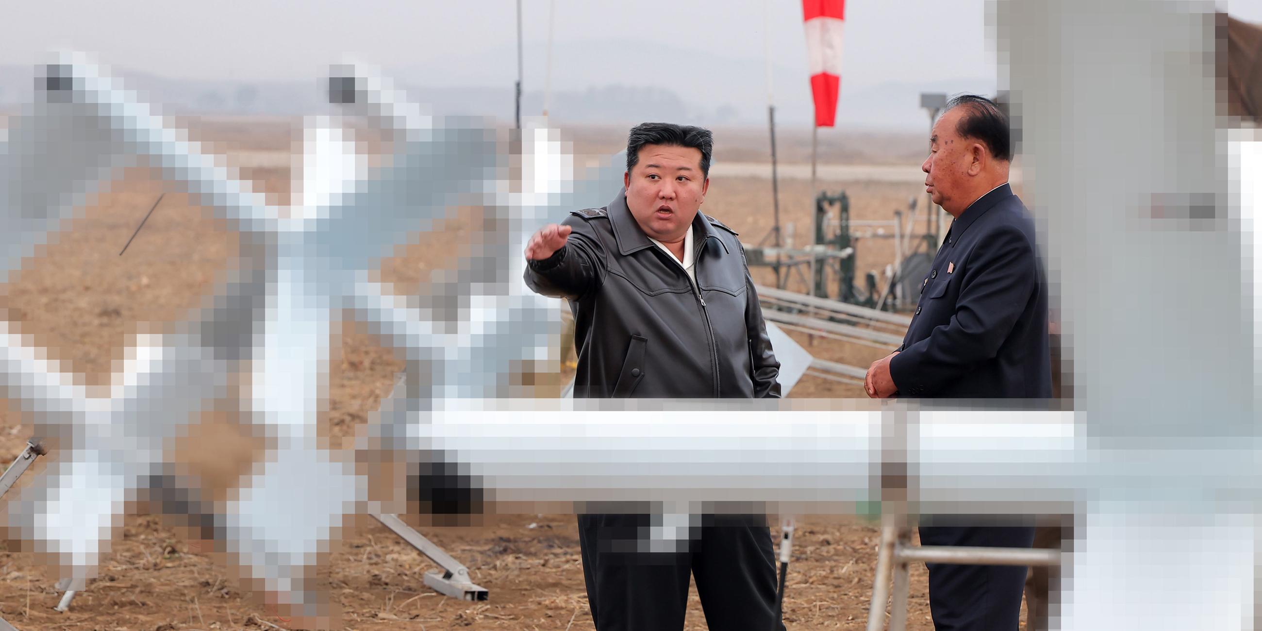 Kim Jong Un, Machthaber in Nordkorea, beim Besuch eines Drohnentests. 