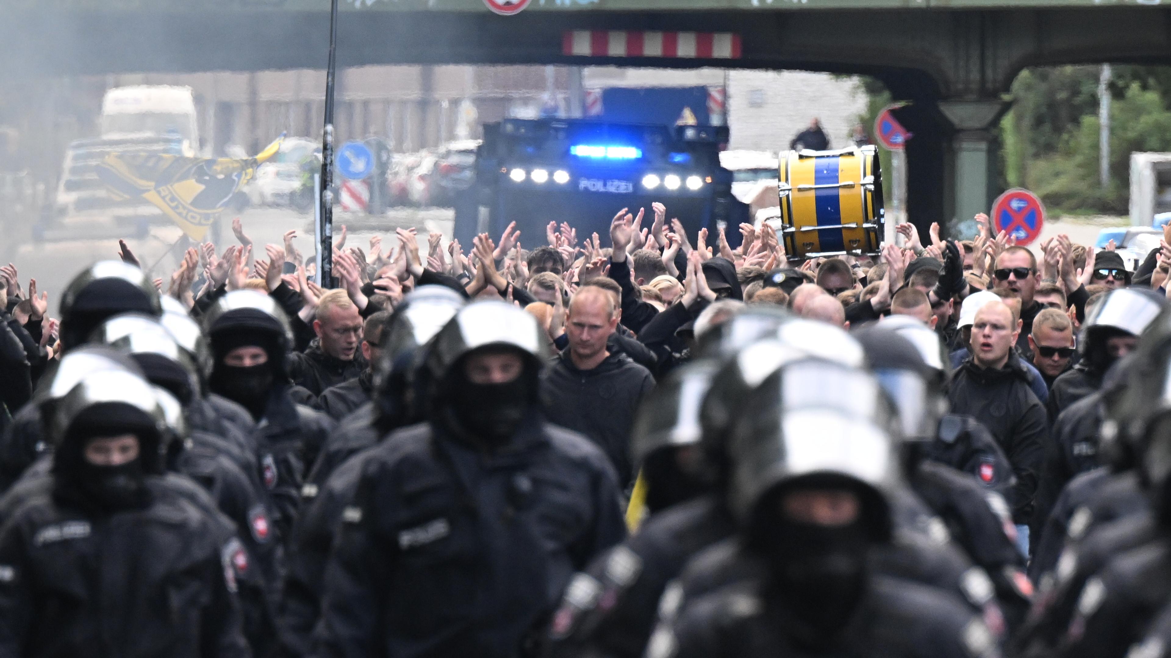 Polizei beim Eskort von Fans