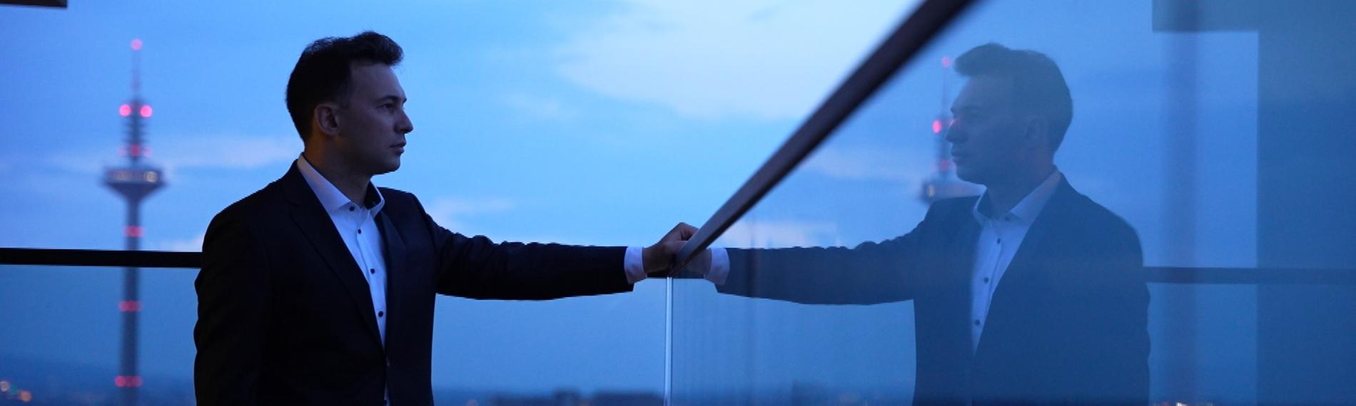 Der KPMG-Whistleblower Cihan Kuzkaya blickt auf die Frankfurter Skyline