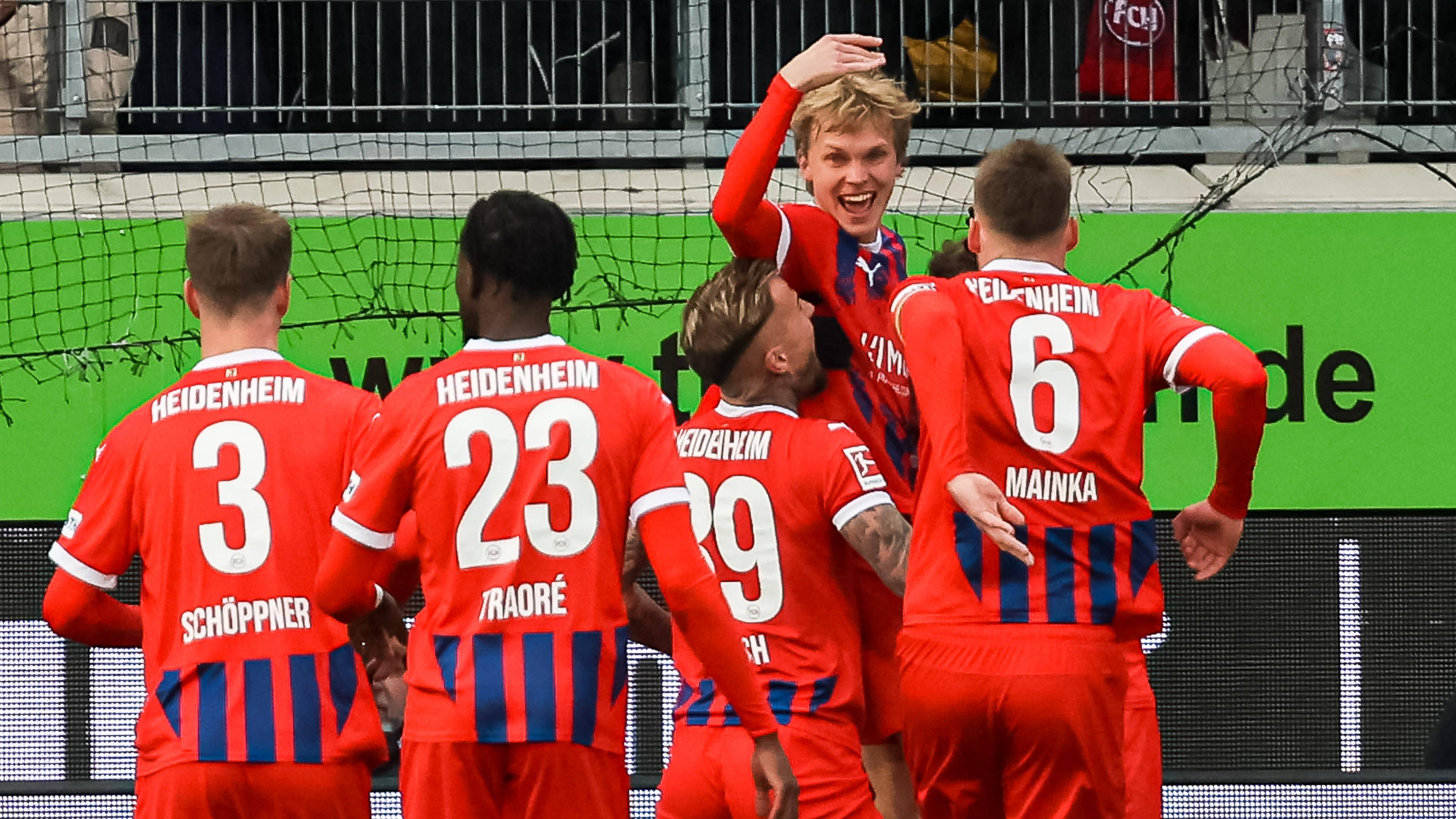 Fußball-Bundesliga: Frans Krätzig und Mitspieler des 1.FC Heidenheim feiern Krätzigs Tor zum 1:0 gegen Union Berlin