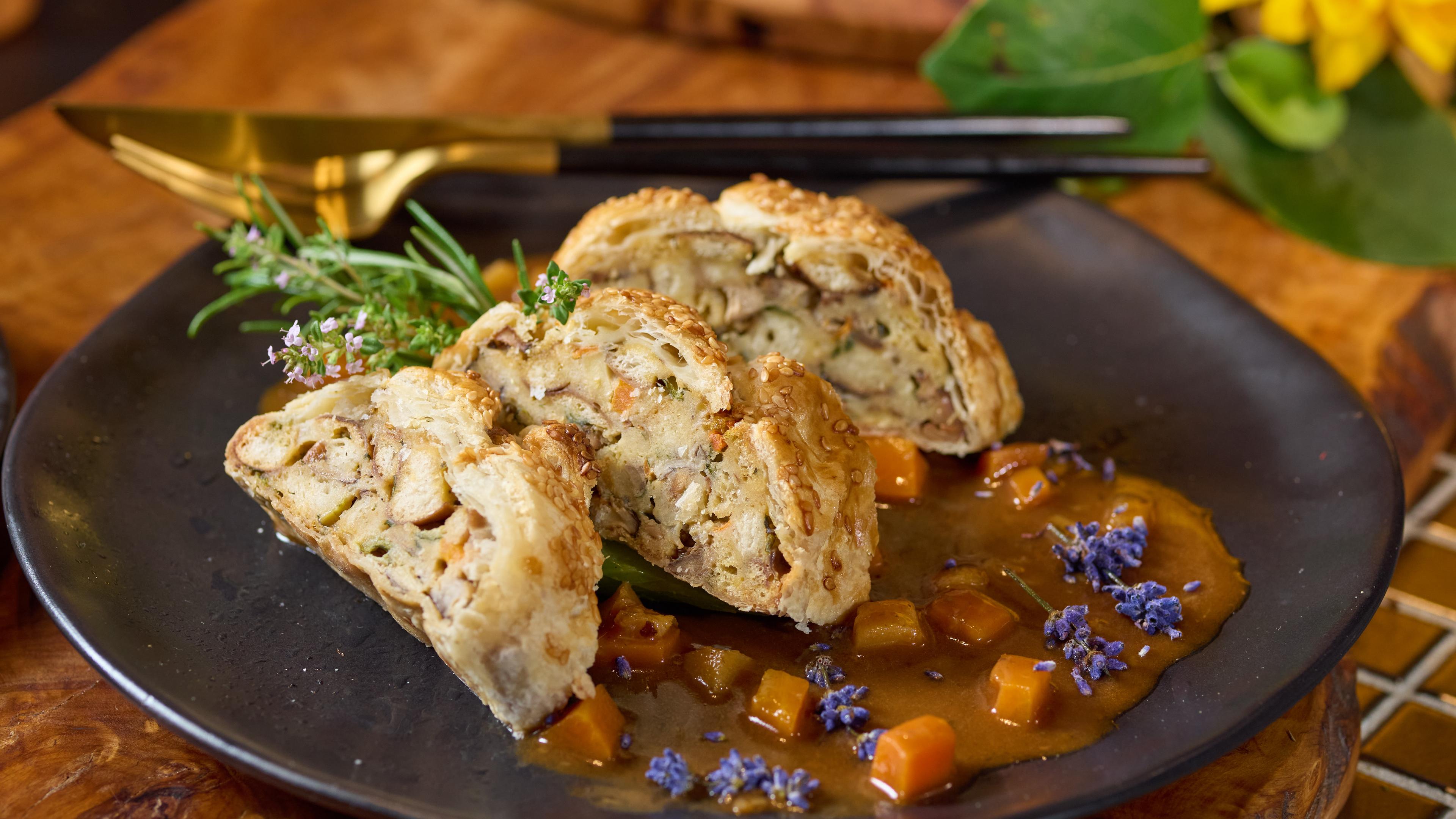 Shiitake-Kräuterstrudel vom Dinkelblätterteig mit Bohnensalat