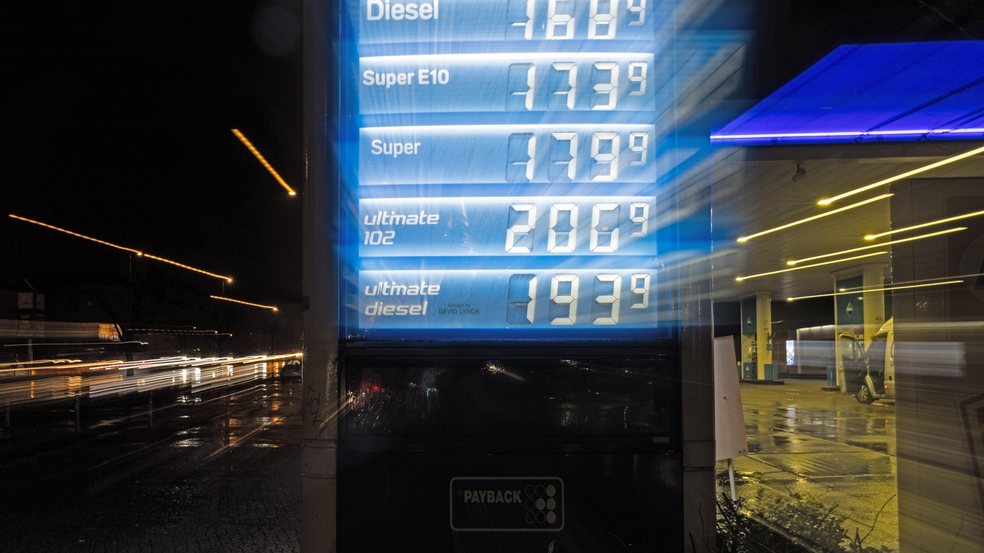 Berlin: An einer Schautafel einer Tankstelle werden die aktuellen Benzin- und Dieselpreise angezeigt.