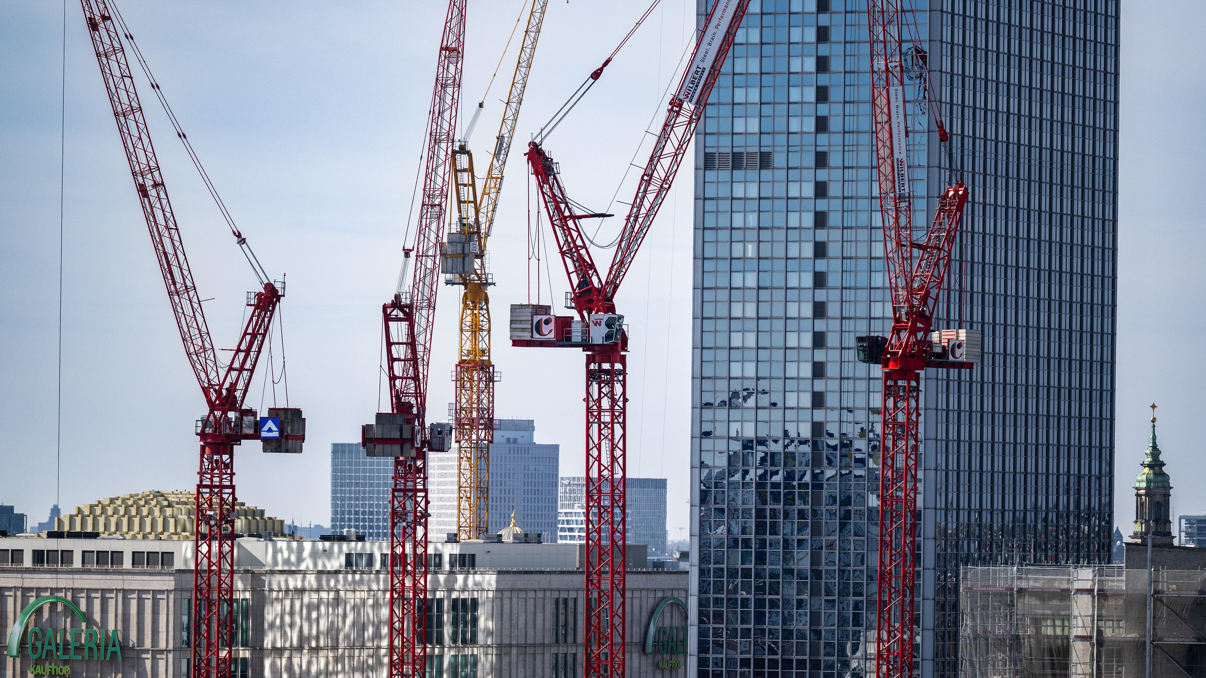 Kräne auf einer Baustelle am Alexanderplatz in Berlin 