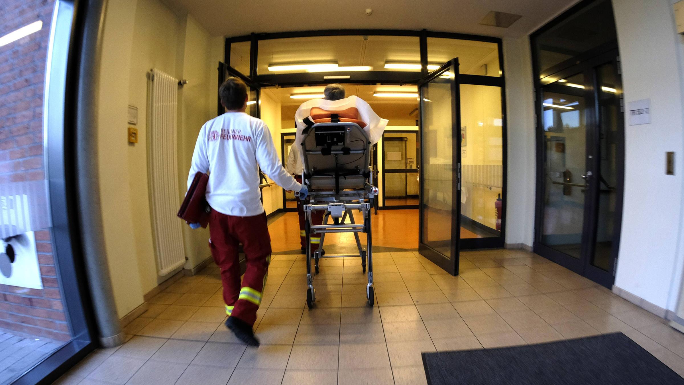 Sanitäter der Berliner Feuerwehr mit einem Patienten auf dem Weg in ein Berliner Krankenhaus.