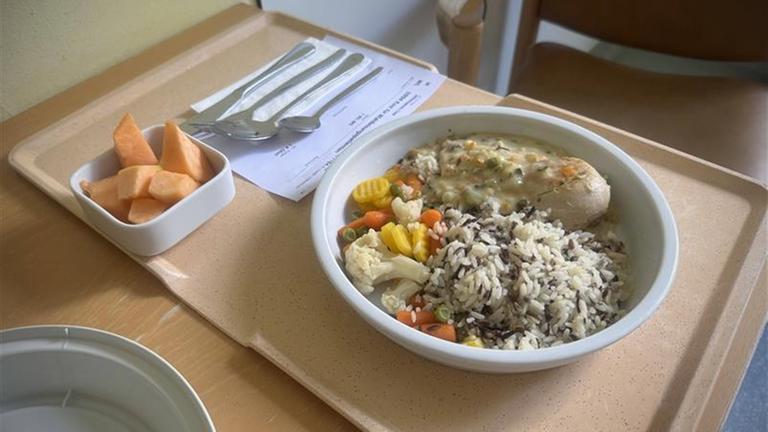 Ein Teller mit Mittagessen auf einem Tablett im Krankenhaus.