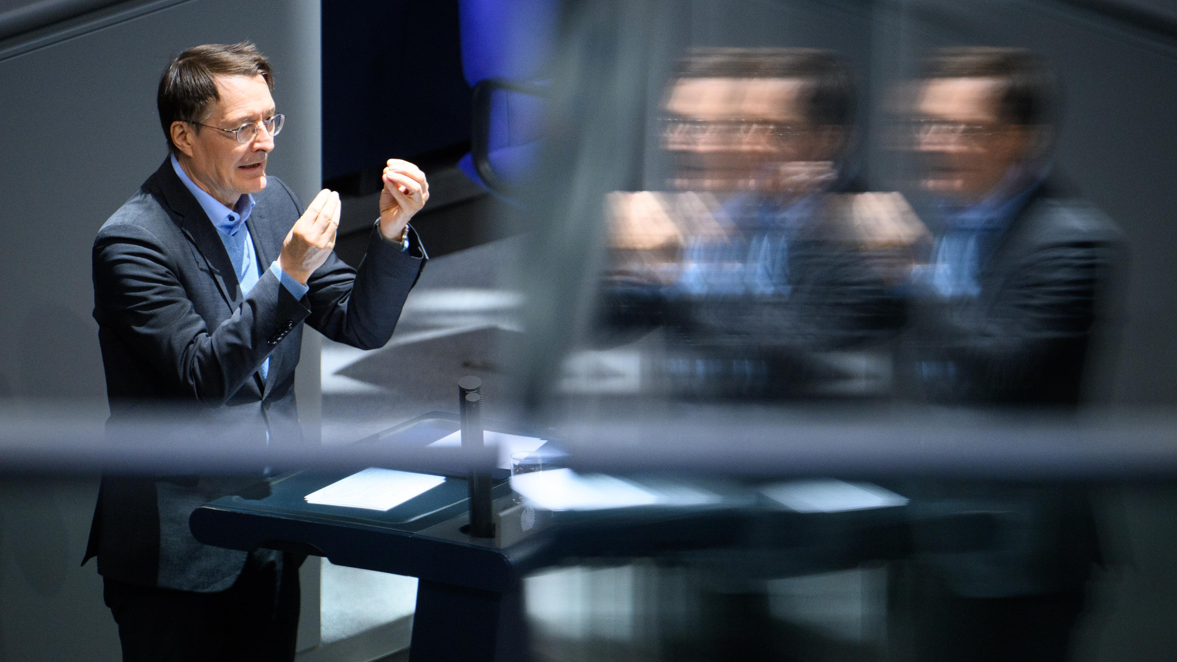 17.10.2024, Berlin: Karl Lauterbach (SPD), Bundesminister für Gesundheit, spricht in der Plenarsitzung im Deutschen Bundestag.