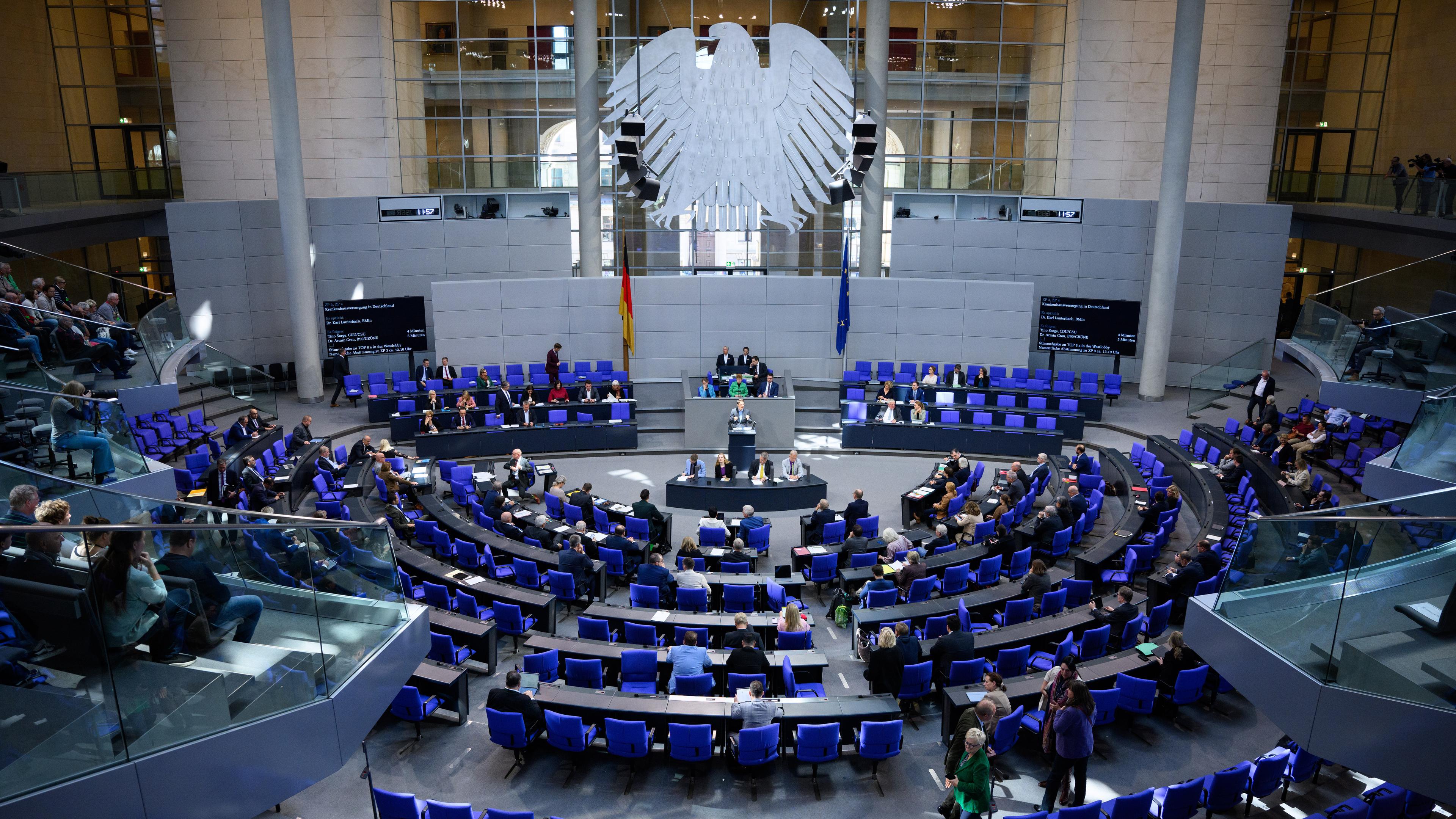 17.10.2024, Berlin: Karl Lauterbach (SPD), Bundesminister für Gesundheit, spricht in der Plenarsitzung im Deutschen Bundestag.