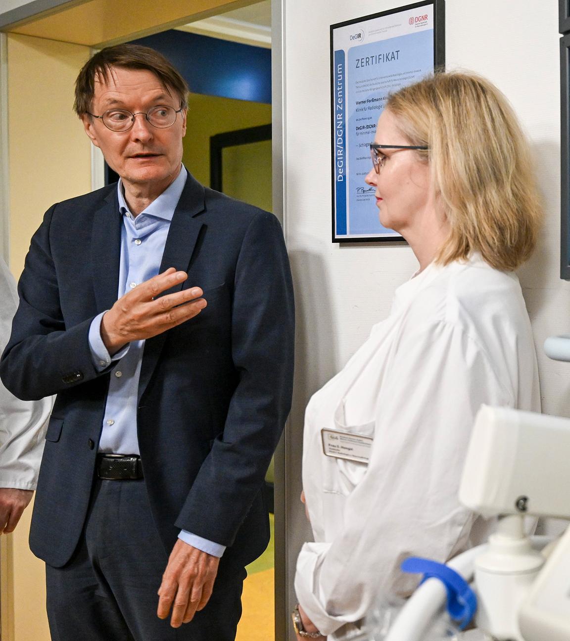 Karl Lauterbach im Gespräch mit einer Ärztin im Werner-Forßmann-Klinikum in Eberswalde