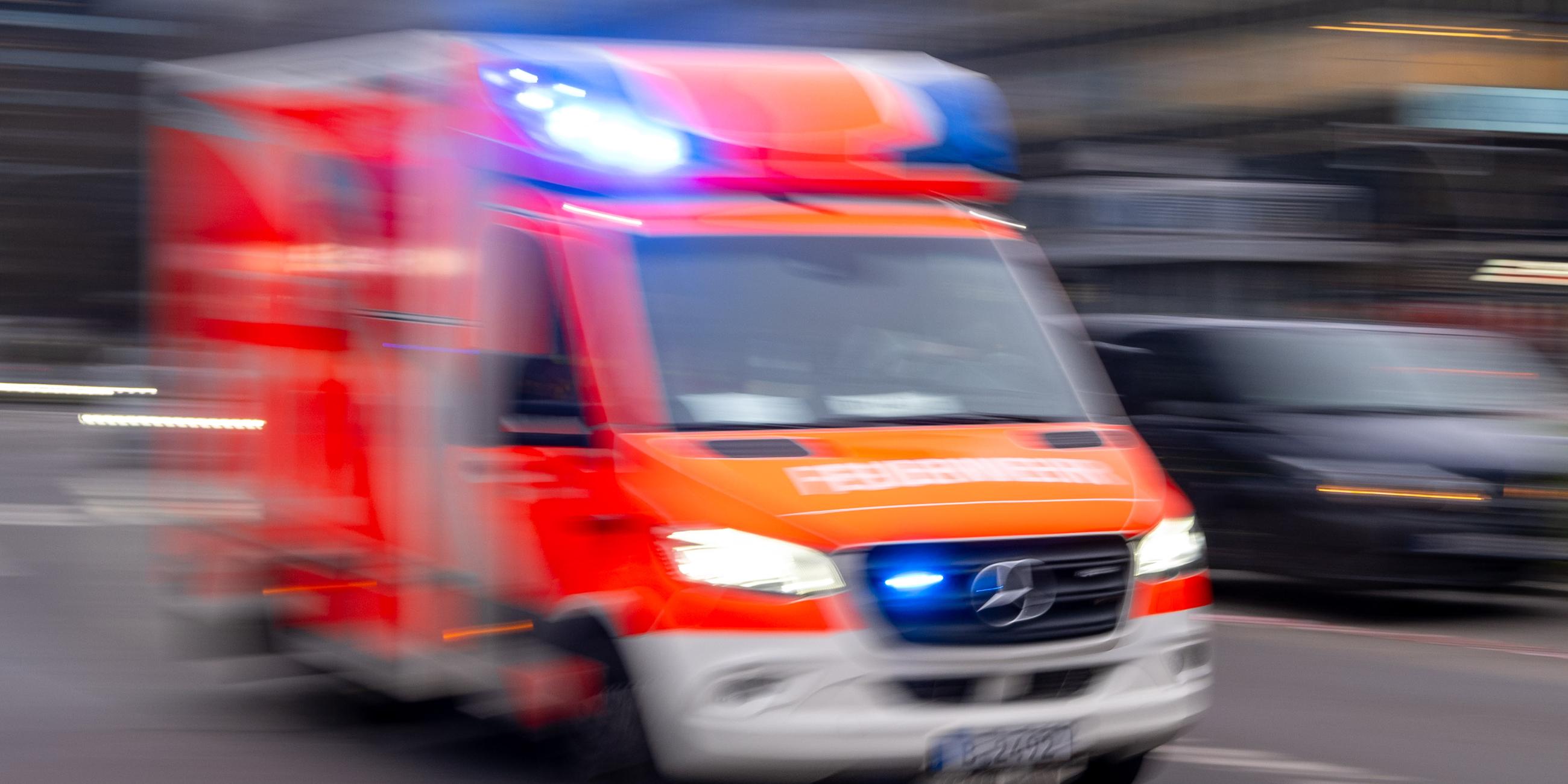 Berlin: Ein Rettungswagen der Feuerwehr fährt mit Blaulicht zum Einsatz