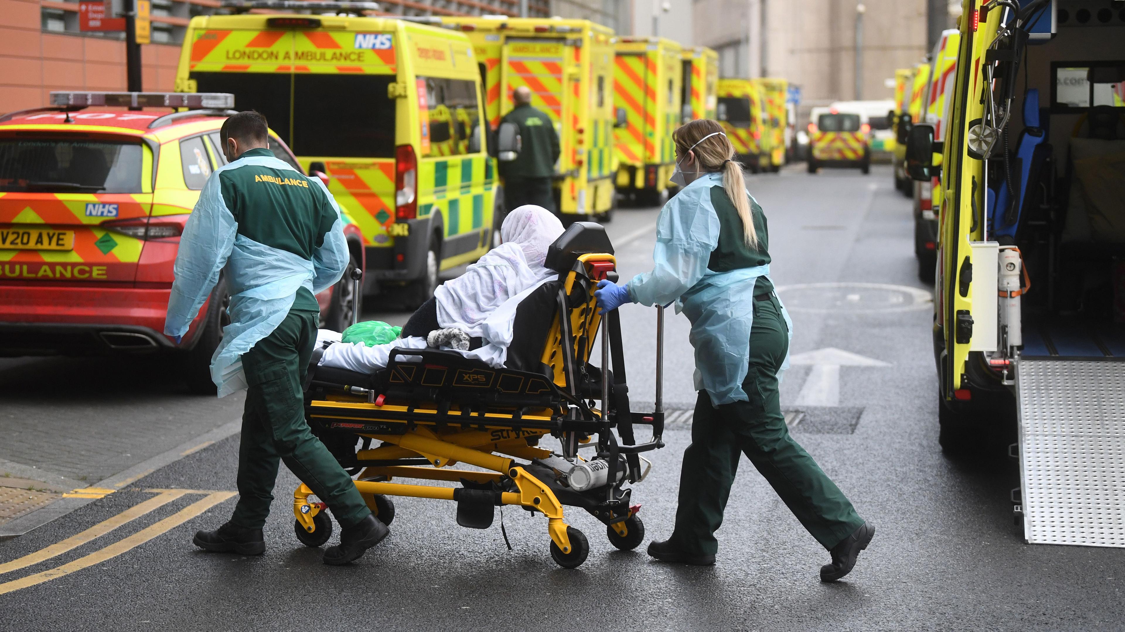 Medizinisches Personal überführt einen Patienten aus einem Krankenwagen in das Royal London Hospital in London, Großbritannien