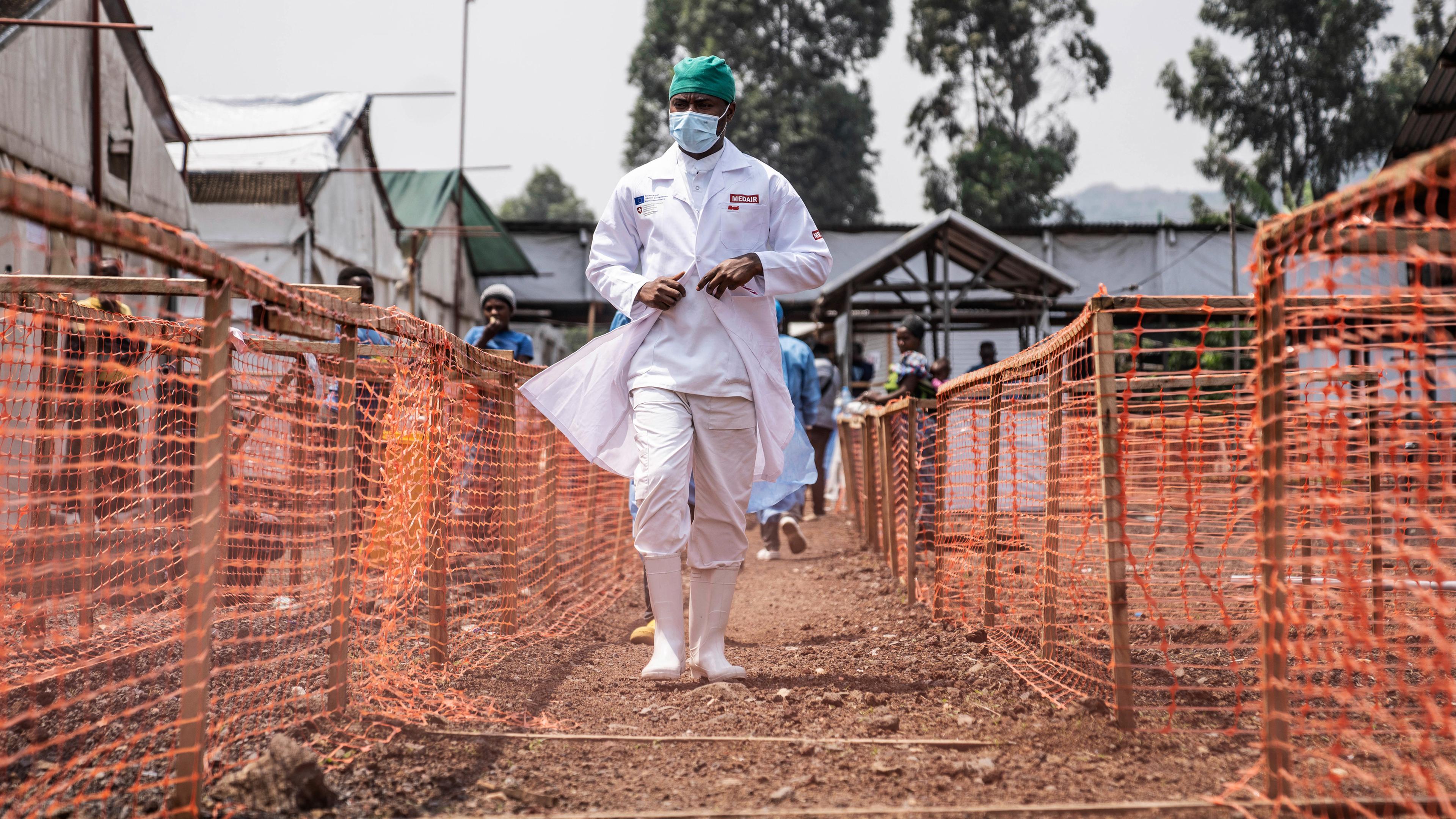 Ein Gesundheitsarbeiter geht an einem Mpox-Behandlungszentrum in der Demokratischen Republik Kongo vorbei