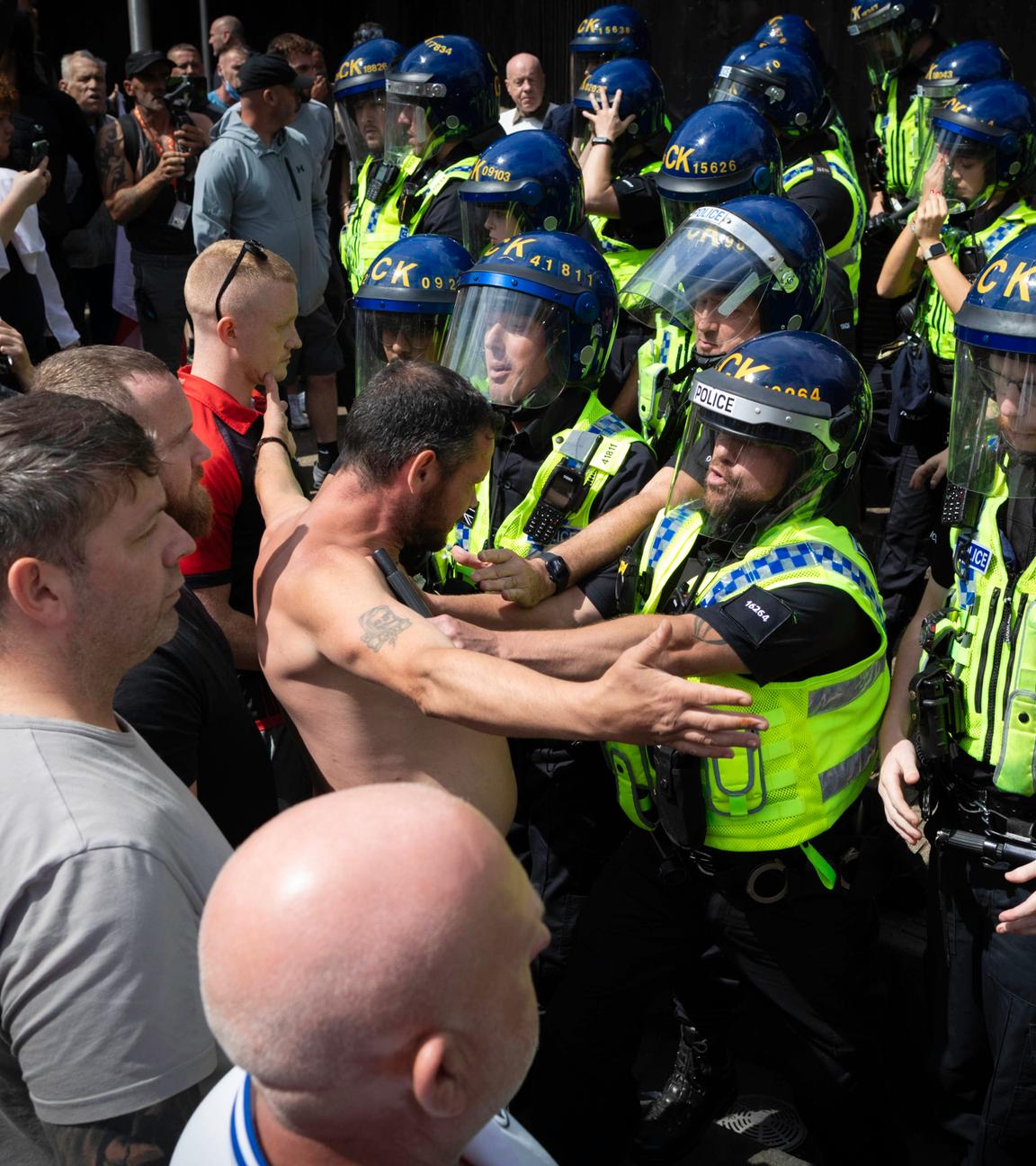 Archiv, 03.08.2024: Ein Einwanderungsgegner stellt sich der Bereitschaftspolizei, nachdem es in den Piccadilly Gardens während einer Kundgebung gegen Rassismus zu Handgreiflichkeiten gekommen war.