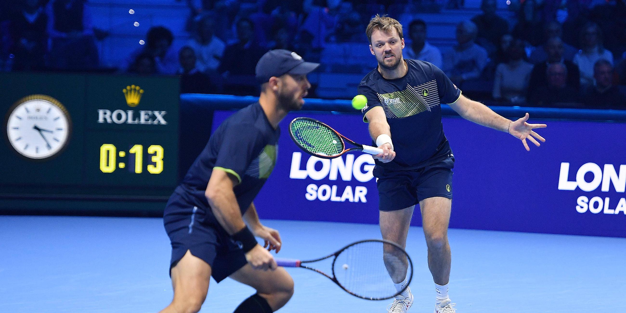  Die deutschen Spieler Kevin Krawietz (r) und Tim Pütz in Aktion während des Endspiels gegen Arevalo aus El Salvador und Pavic aus Kroatien.