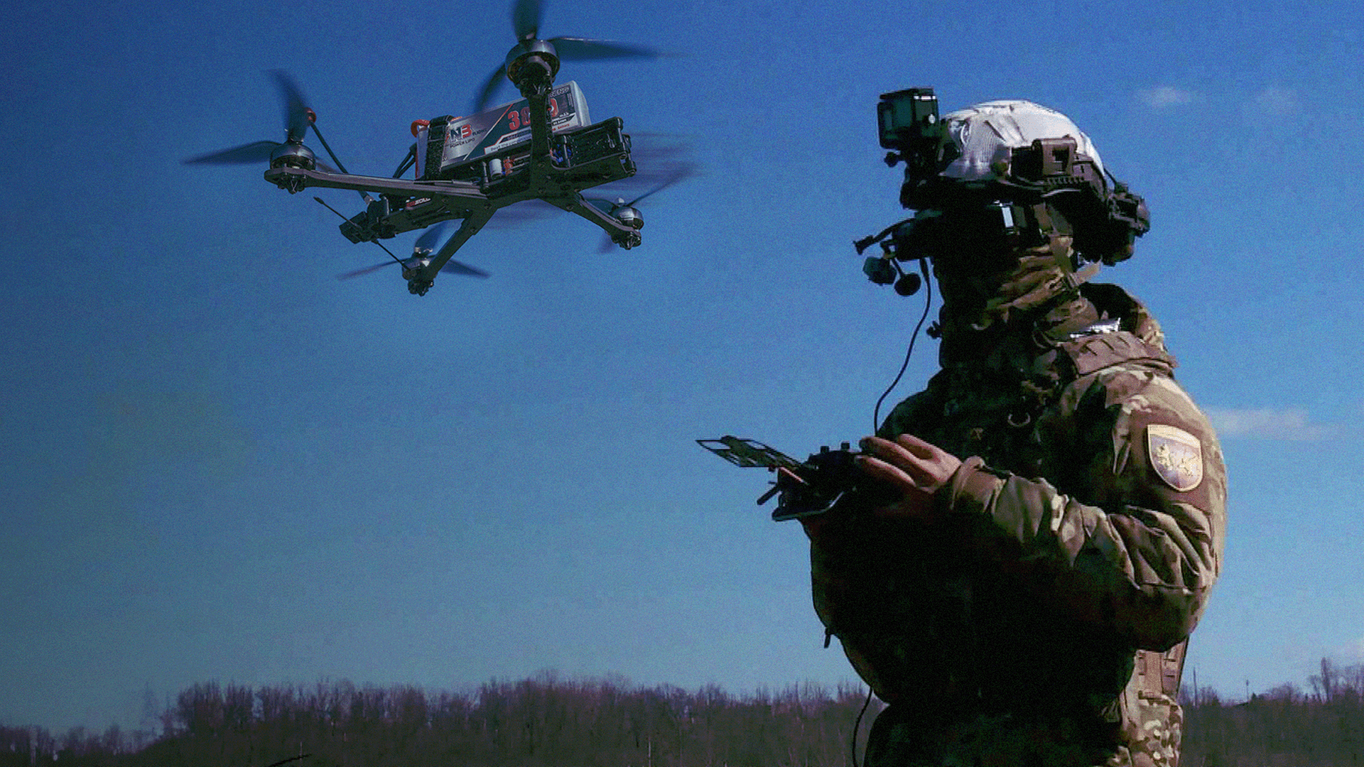 Soldat steuert eine Drohne