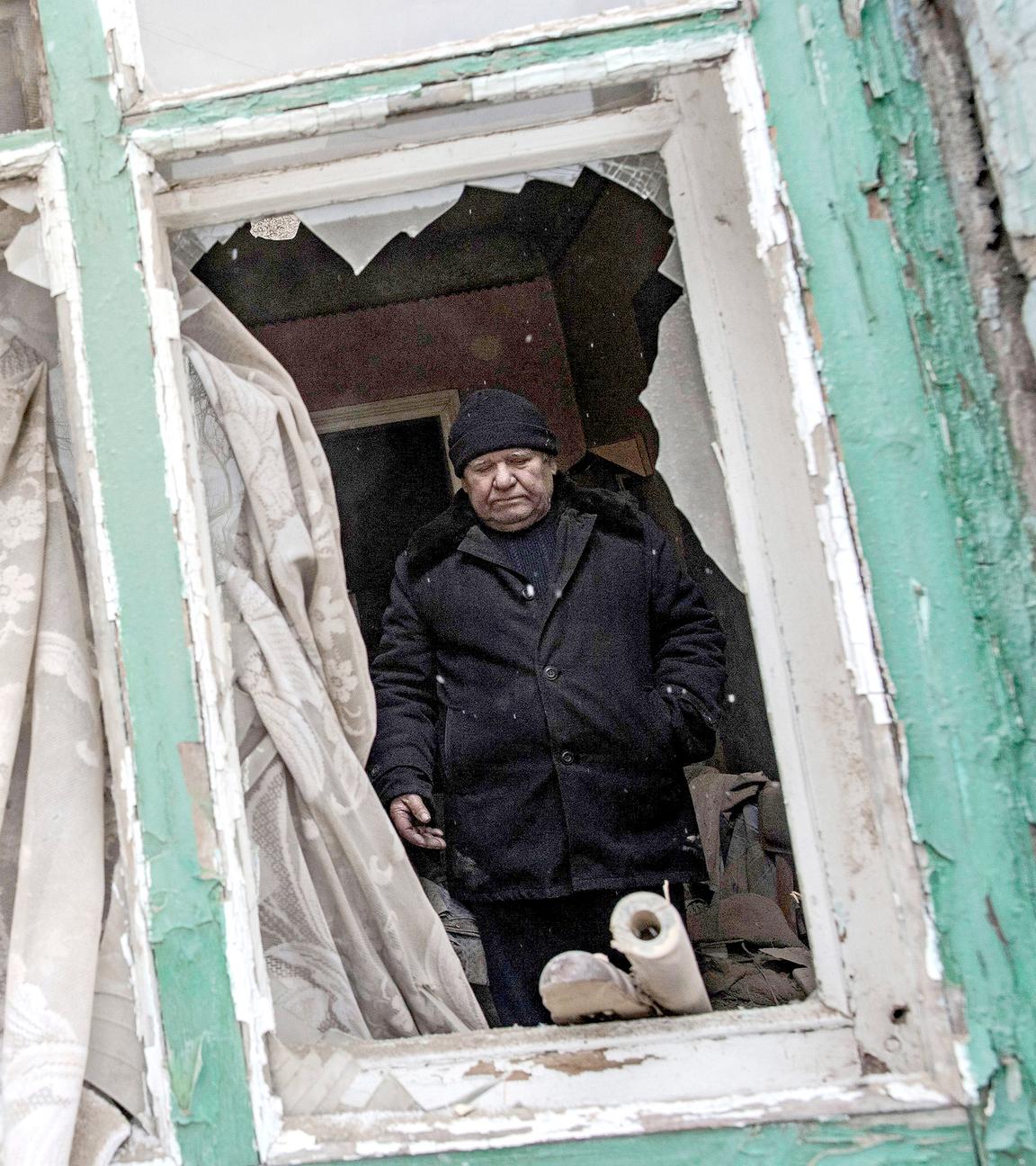 Ein Mann steht in seinem von Granaten zerschossenen Haus in Awdijiwka in der Ostukraine. (Archiv 02.02.2017)