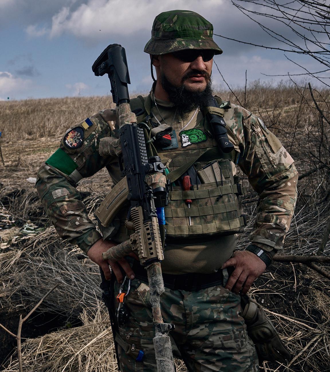 Ein ukrainischer Soldat der 28. Brigade steht in der Nähe eines Schützengrabens an der Frontlinie in der Nähe von Bachmut in der Region Donezk, aufgenommen am 27.03.2023