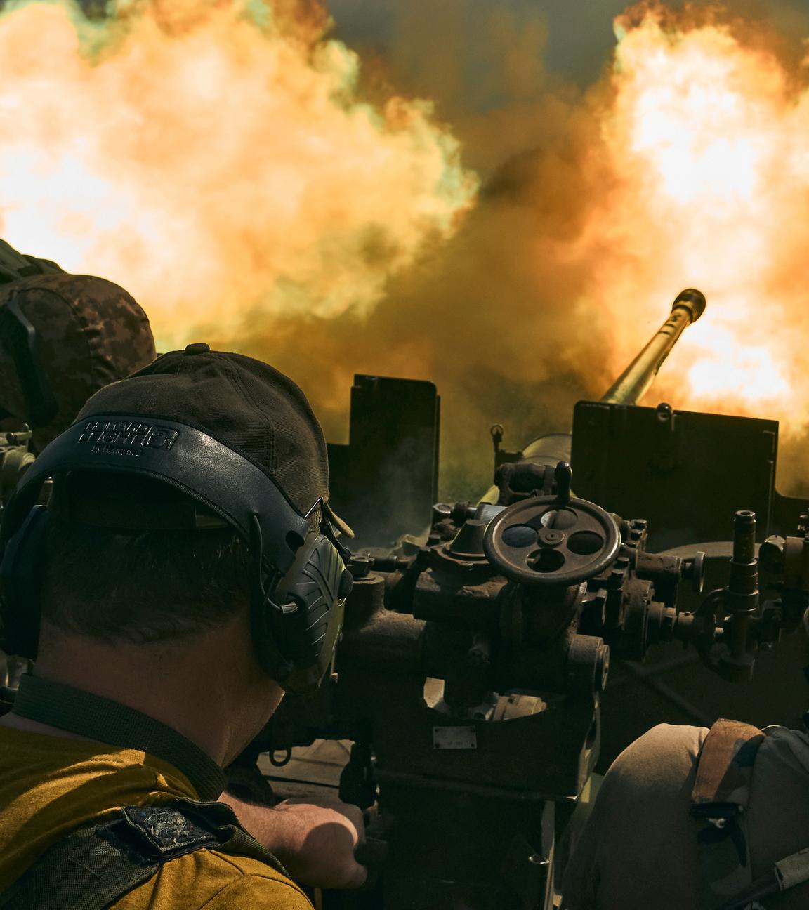 Ukrainische Soldaten feuern eine Kanone in der Nähe von Bachmut ab, aufgenommen am 15.05.2023