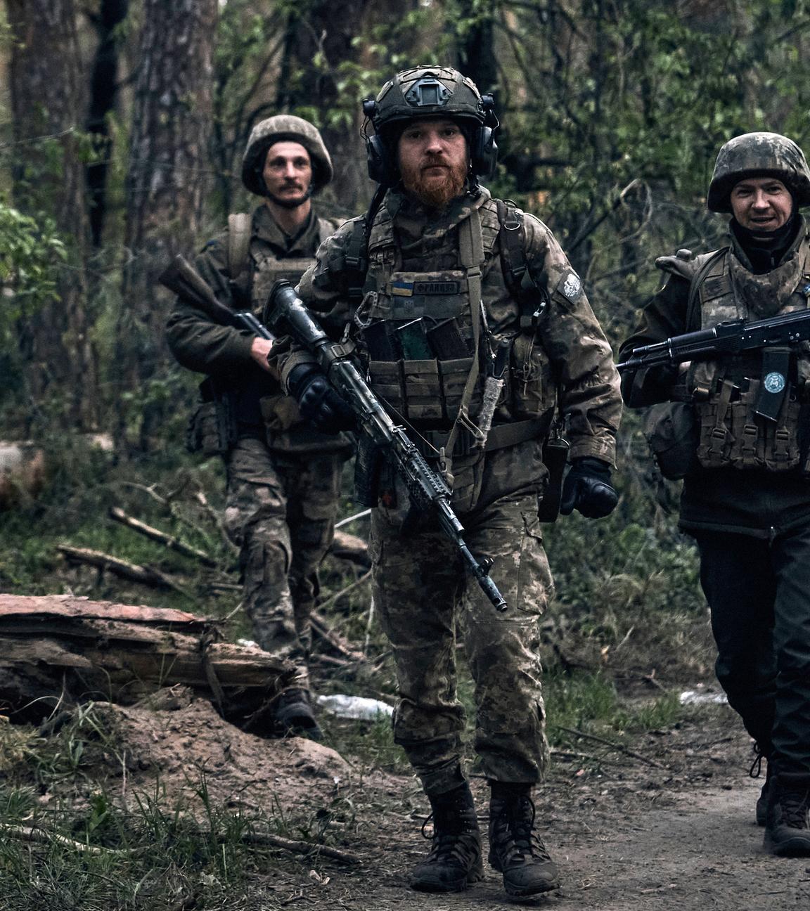 Ukrainische Soldaten gehen in der Nähe der russischen Stellungen in Kreminna in der Region Luhansk durch den Wald, aufgenommen am 09.05.2023 