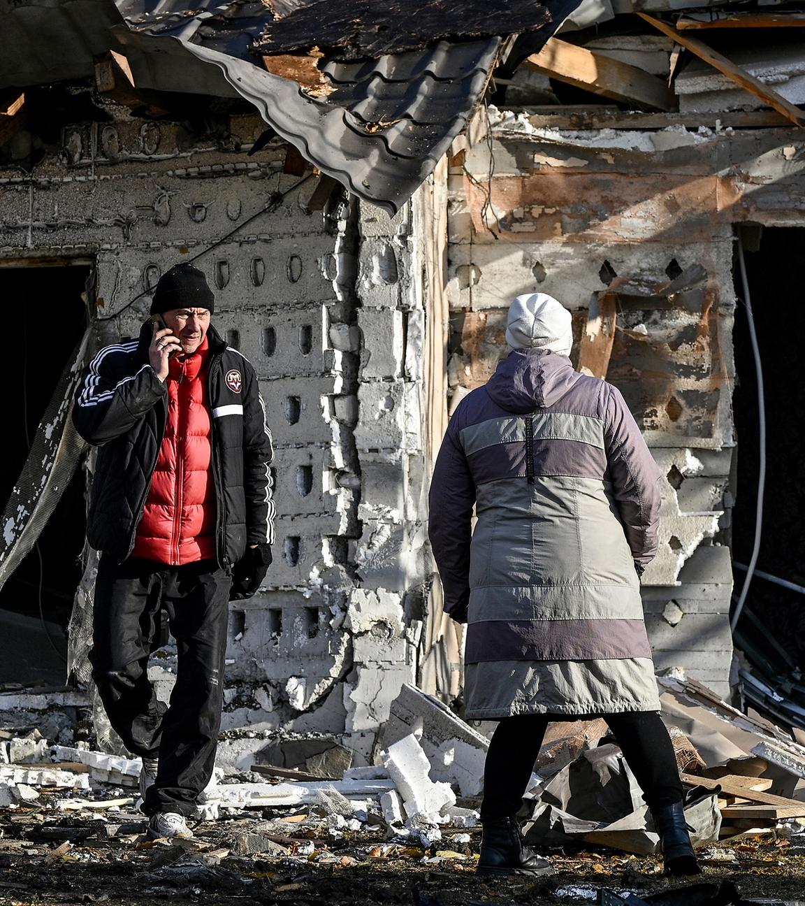 Ein mann ist vor dem Hintergrund seines Hauses zu sehen, das bei einem nächtlichen russischen Angriff zerstört wurde, aufgenommen am 19.11.2024  in Saporischschja