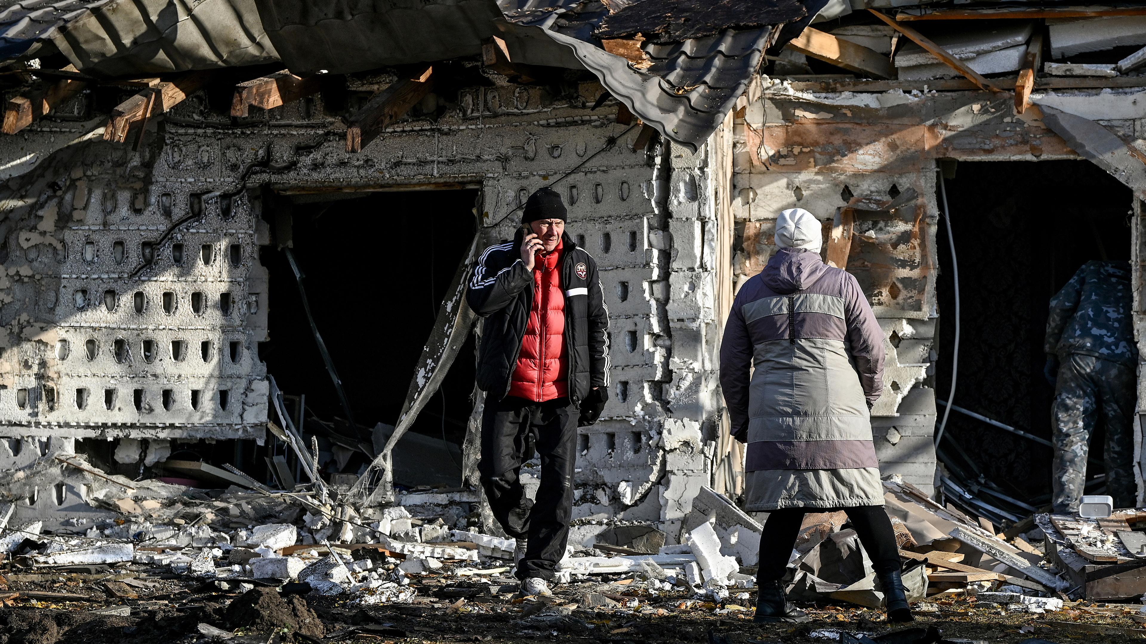 Ein Mann ist vor dem Hintergrund seines Hauses zu sehen, das bei einem nächtlichen russischen Angriff zerstört wurde, aufgenommen am 19.11.2024  in Saporischschja