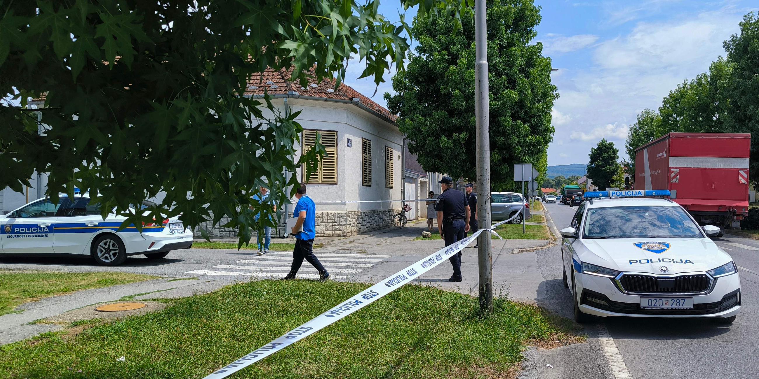 Kroatien: Polizeiautos sind vor einem Altersheim stationiert, in dem am 22. Juli 2024 in Daruvar, etwa 130 km von Zagreb entfernt, bei einer Schießerei mindestens fünf Menschen getötet wurden.