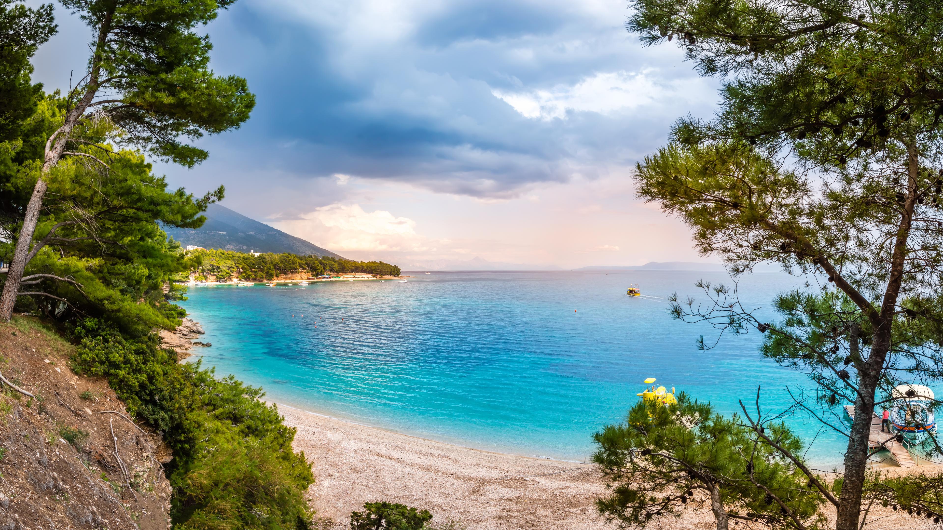 Ein Blick auf Kroatiens berühmtesten Strand Zlatni Rat auf der Insel Brac in der Adria.