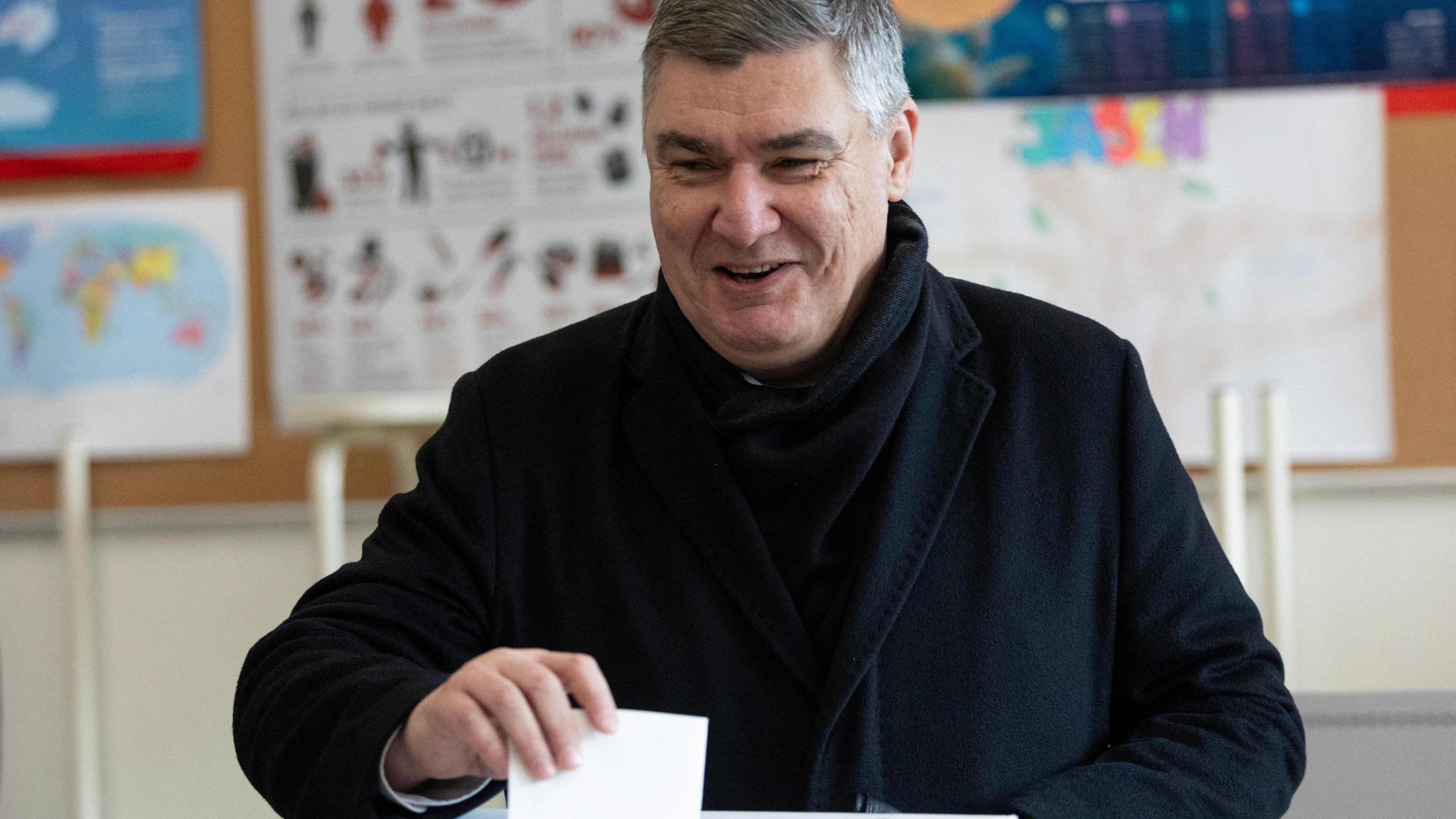 Kroatiens Präsident Zoran Milanovic wirft seinen Wahlzettel in eine Wahlurne.