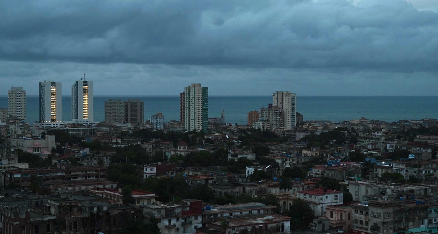 Skyline von Havanna. Dunkele Wolken hängen über der stadt. Licht ist kaum zu sehen.