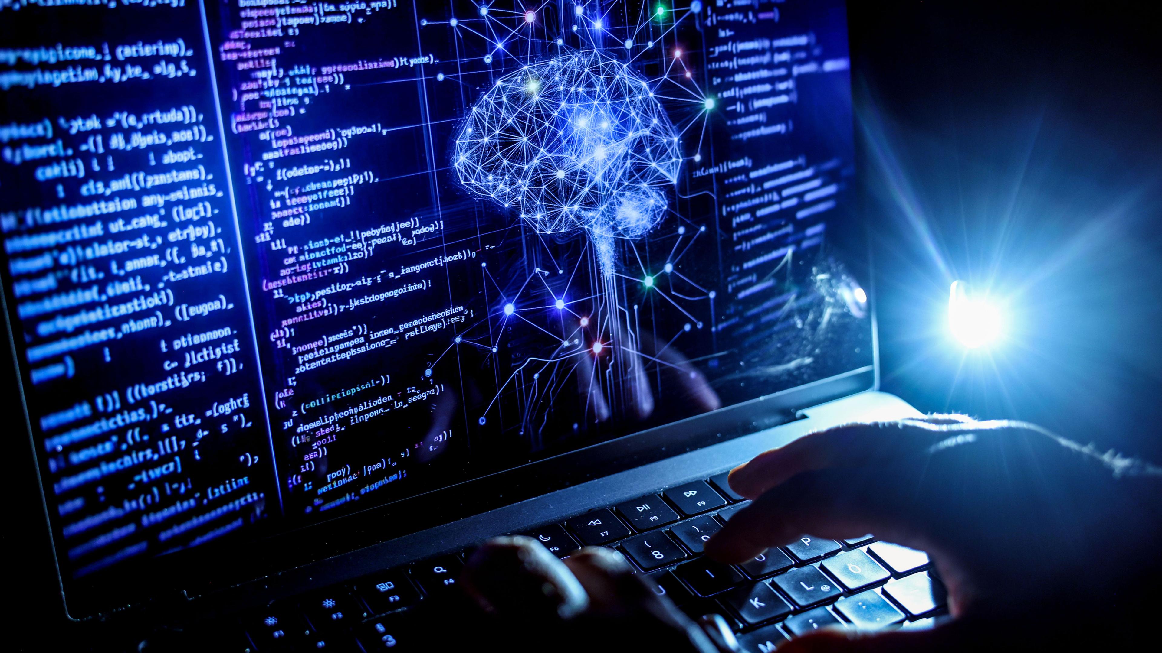 Eine Person arbeitet am Rechner, auf dessen Bildschirm ein durch Künstliche Intelligenz generiertes Illustrationsbild mit Code verschiedener Programmiersprachen und einem neuronalen Netzwerk-Diagramm zu sehen ist. (Symbolbild)