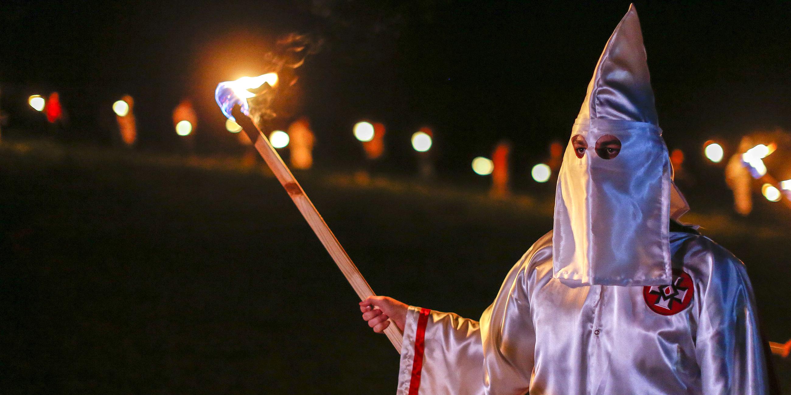 Mitglied des Ku Klux Klan mit brennender Fackel