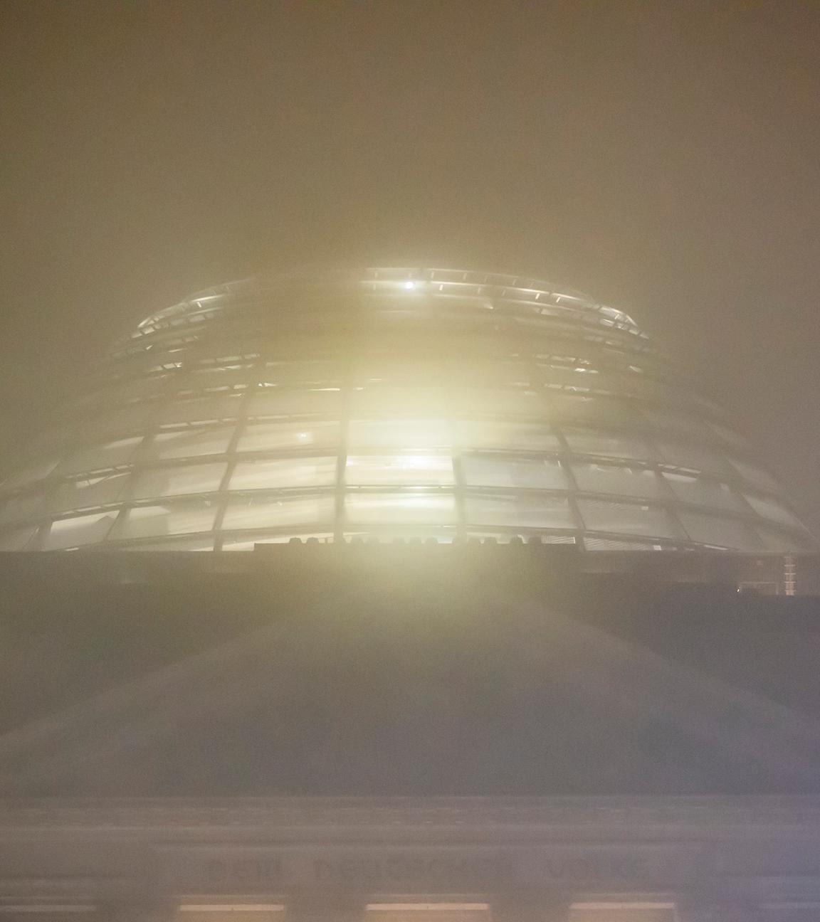 Die Kuppel des Reichstagsgebäudes ist am Morgen vom 15.12.2023 im Nebel zu sehen.