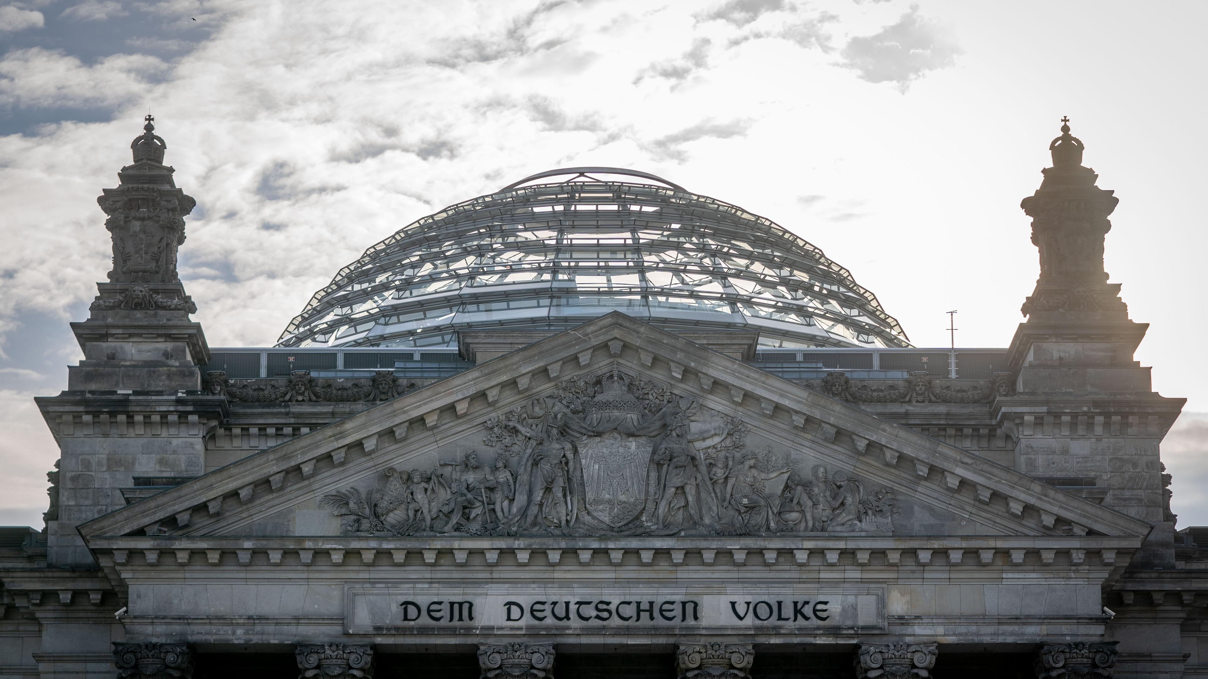 Kuppel auf dem Reichstagsgebäude in Berlin.