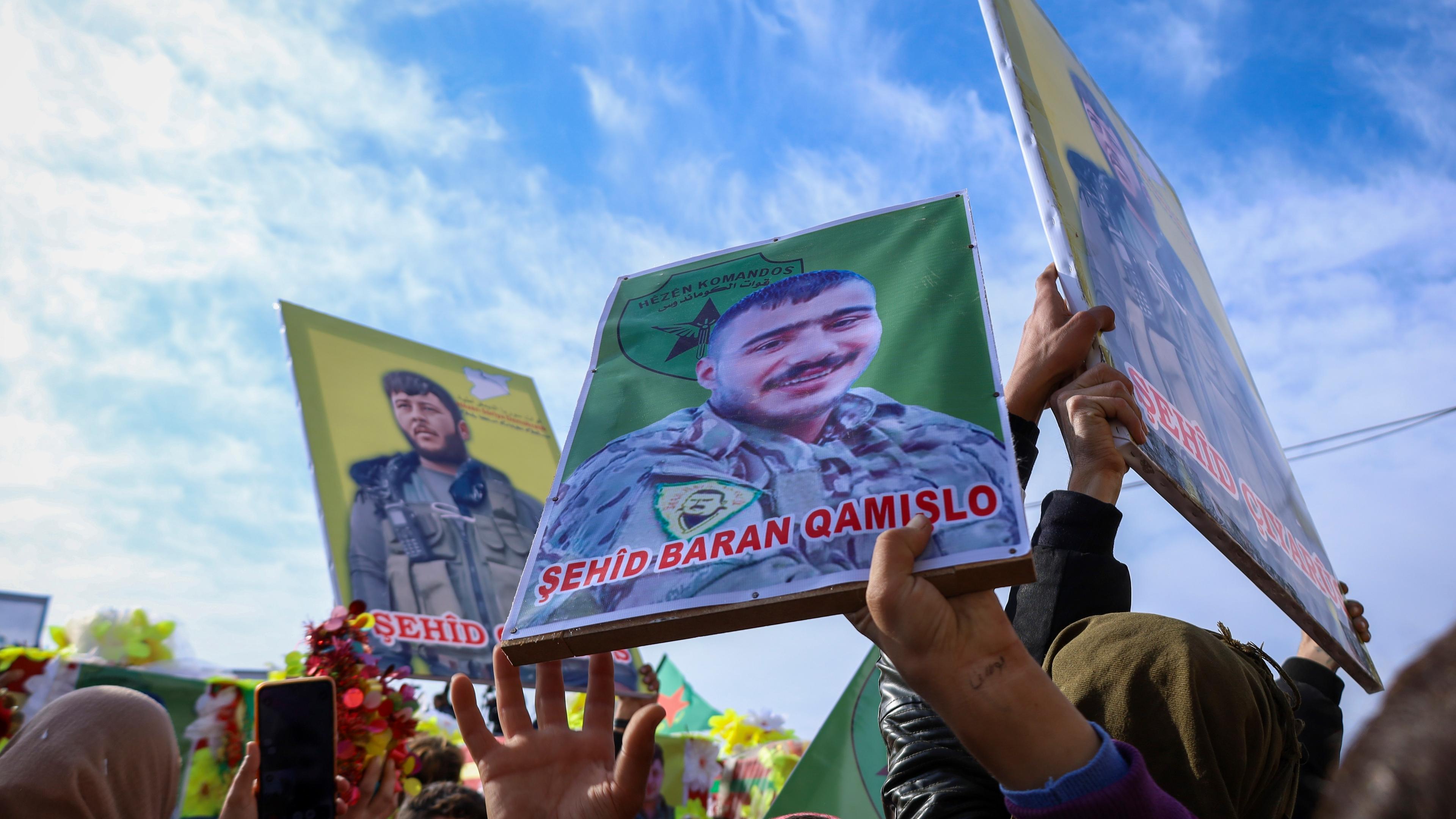 Plakate von getöteten kurdischen Kämpfern der Syrian Democratic Forces (SDF) in Nordsyrien werden hochgehalten.