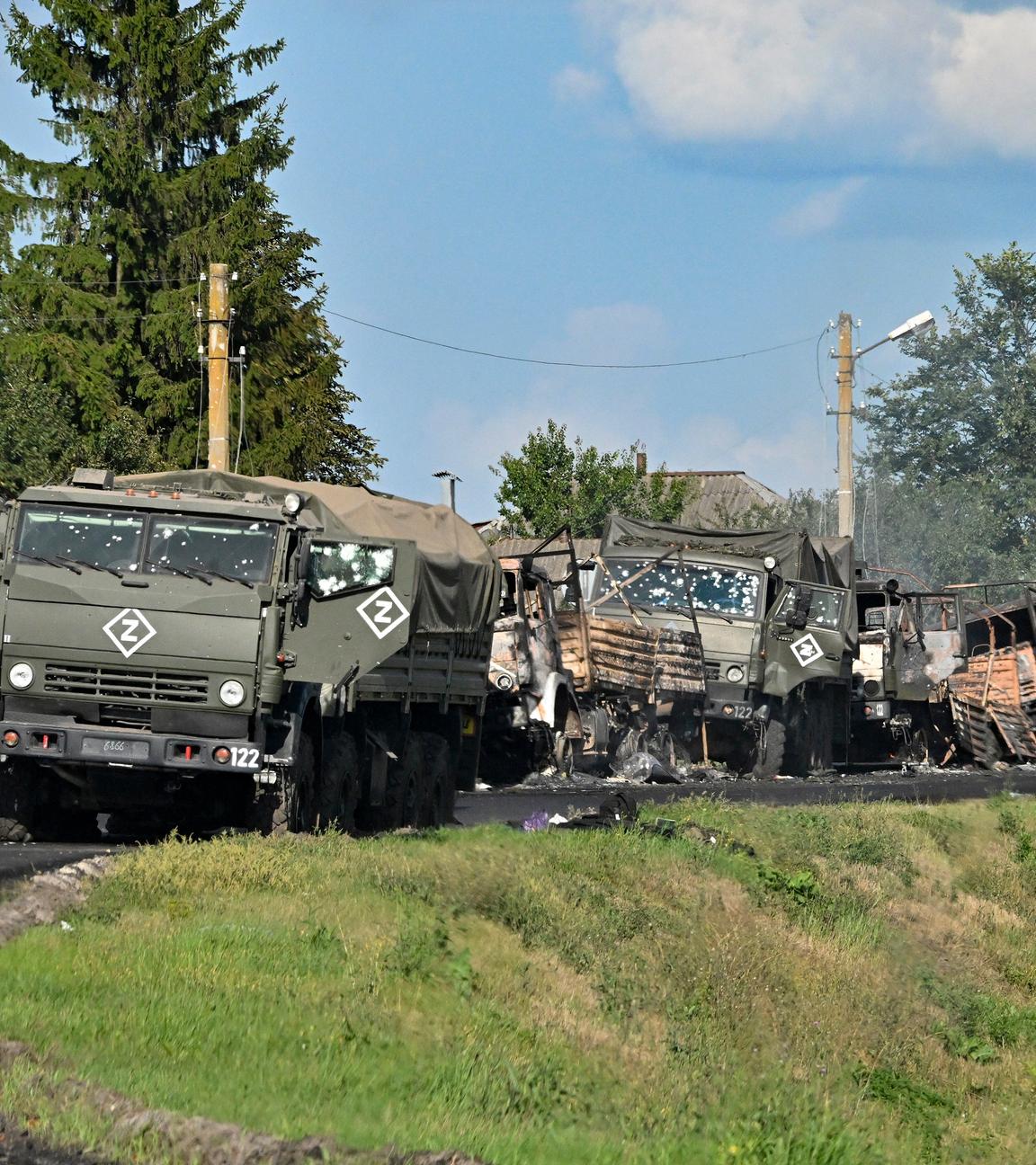 Beschädigte russische Miliätärfahrzeuge in einer Kolonne in der Region Kursk