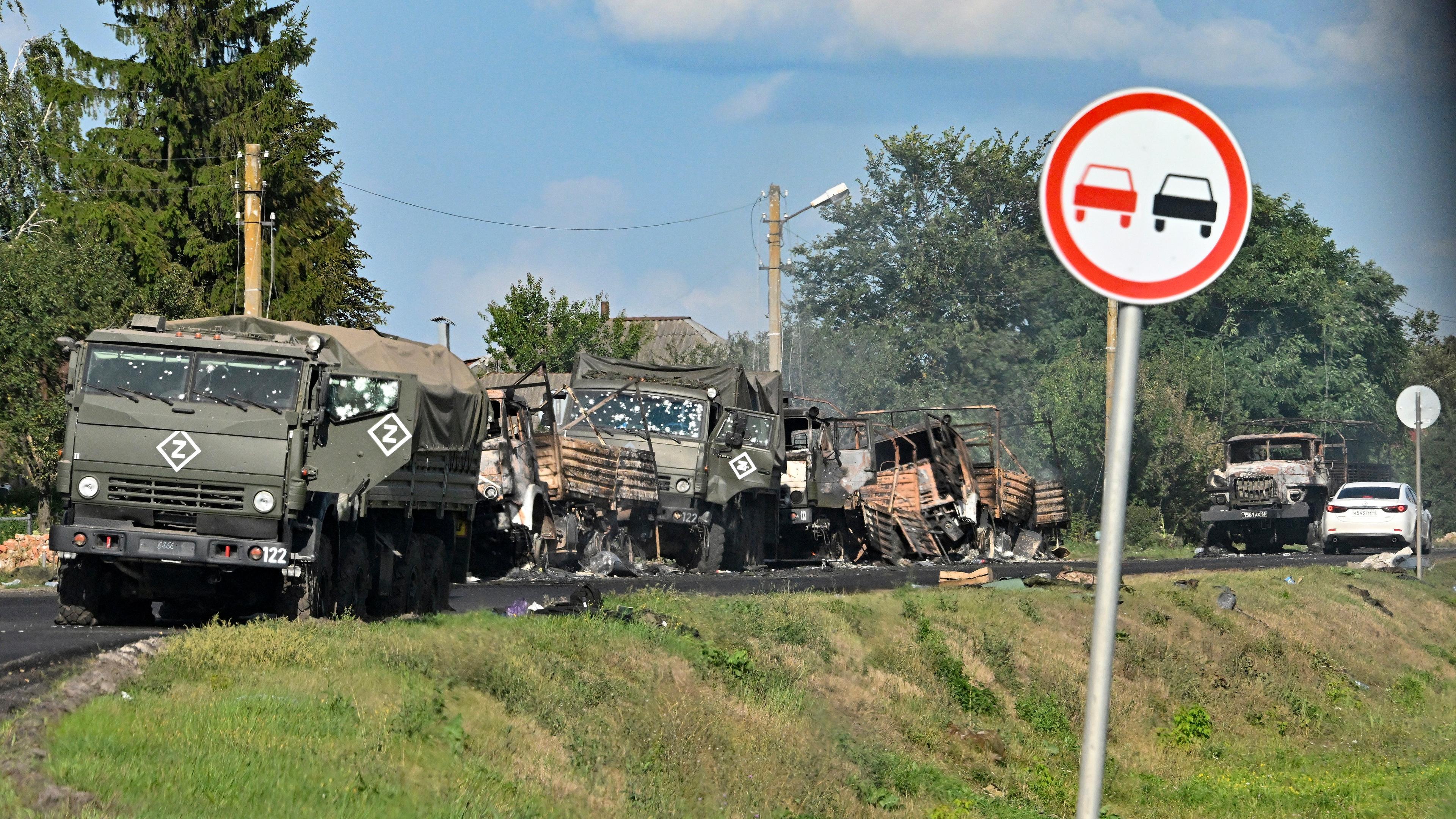 Beschädigte russische Miliätärfahrzeuge in einer Kolonne in der Region Kursk