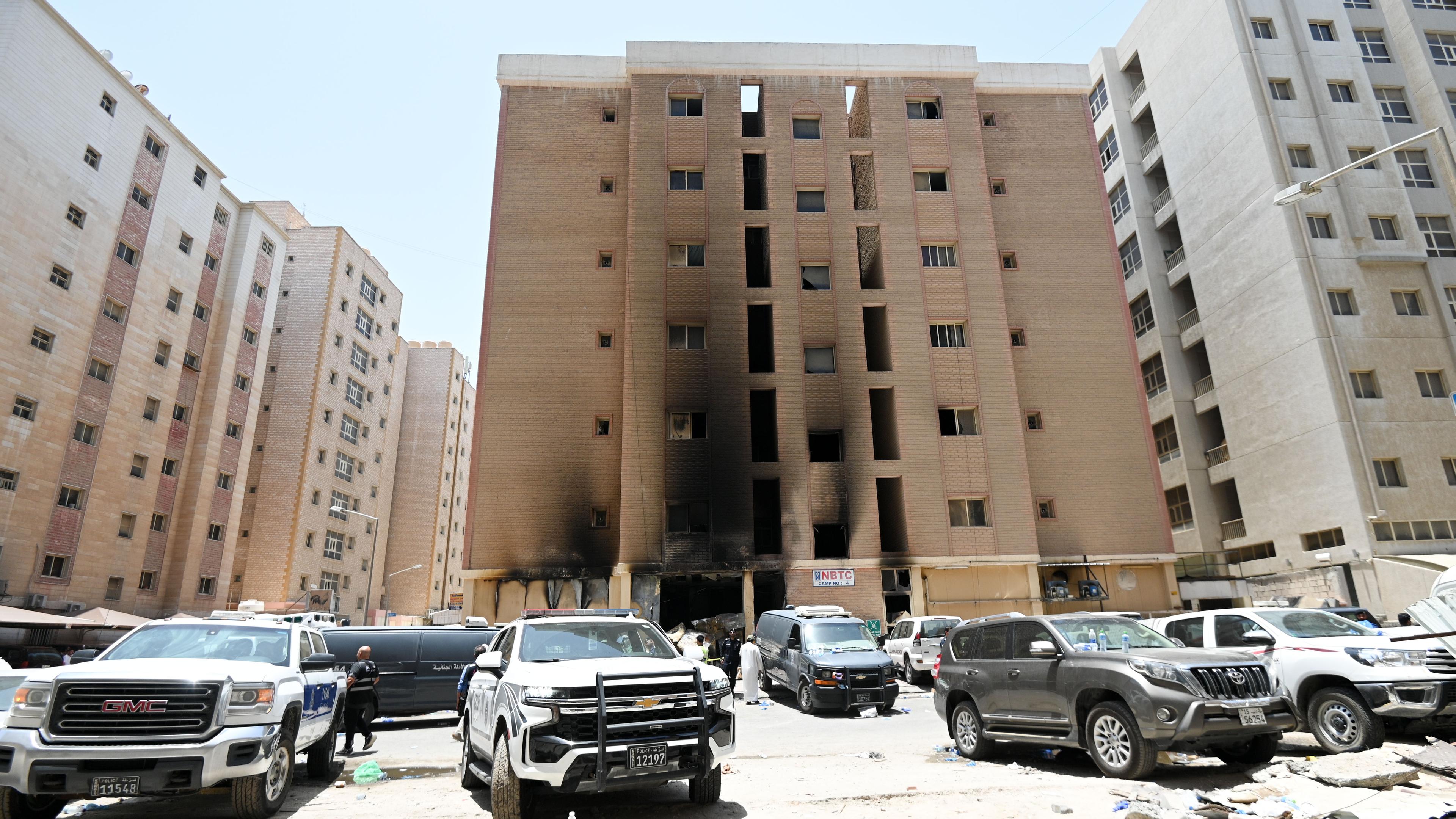 Eine Außenansicht des Wohngebäudes nach dem Ausbruch eines Feuers in der Gegend von Mangaf, südliches Ahmadi-Government, Kuwait, 12. Juni 2024.