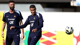 Frankreichs Stürmer Nr. 10, Kylian Mbappe (R), und Frankreichs Stürmer Nr. 09, Olivier Giroud nehmen an einer Trainingseinheit im Home Deluxe Arena-Stadion in Paderborn teil.